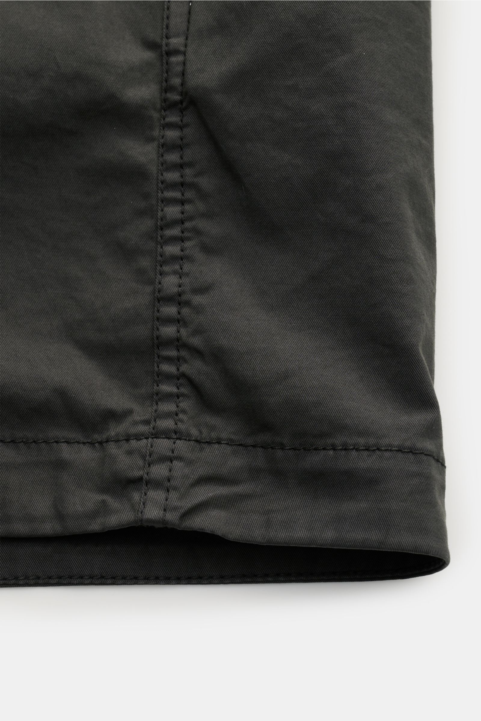 Close-up view of Stone Island Overshirt graugrün showing twill pure cotton fabric with elastic quality and soft touch, slim fit, garment dyed, two-way zipper, turn-down collar, chest pocket with zipper, compass badge on sleeve, and adjustable snap-button 