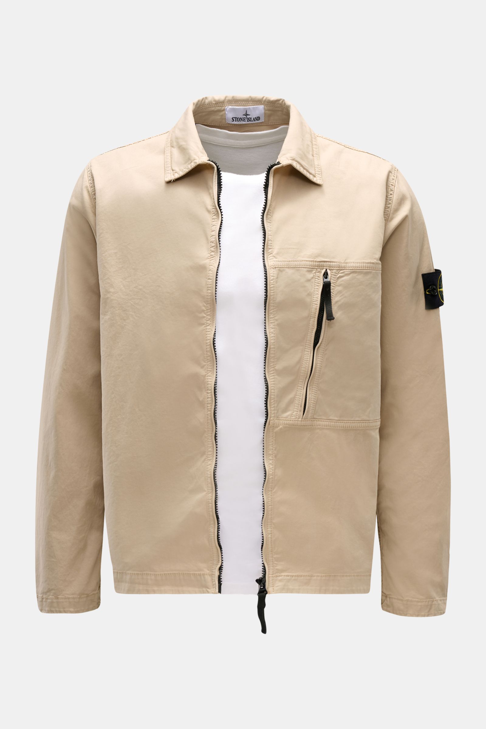 Stone Island Overshirt beige, frontale Nahaufnahme, Twill aus reiner Baumwolle, elastisch, weich, sehr leicht, garment dyed, Slim Fit, Umlegekragen, Zwei-Wege-Reißverschluss, Brusttasche mit Zipper, Kompass-Badge am Ärmel, regulierbare Ärmelabschlüsse mit