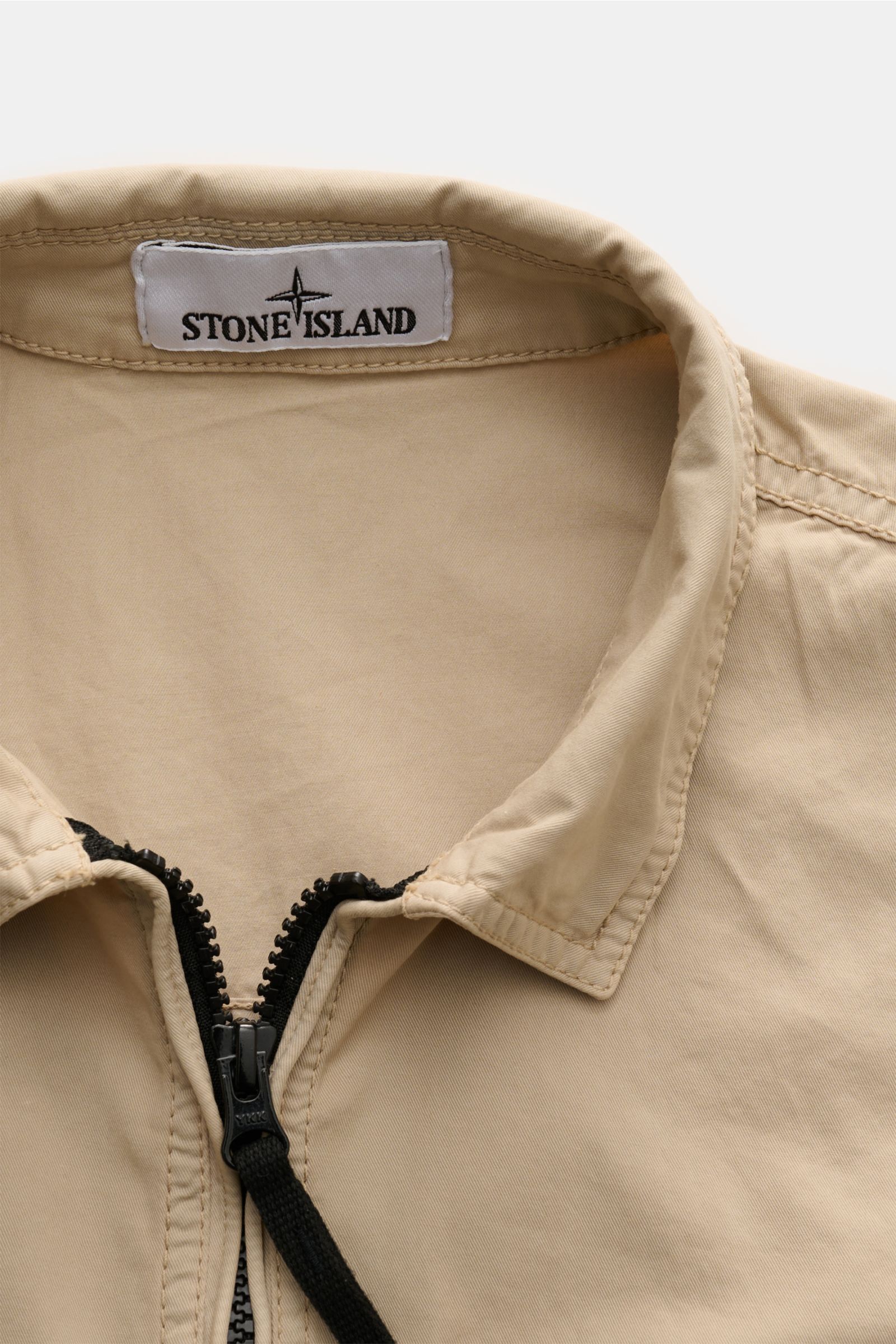 Stone Island Overshirt beige aus Twill-Baumwolle, Slim Fit, garment dyed, weicher Griff, Zwei-Wege-Reißverschluss, Umlegekragen, Brusttasche mit Zipper.