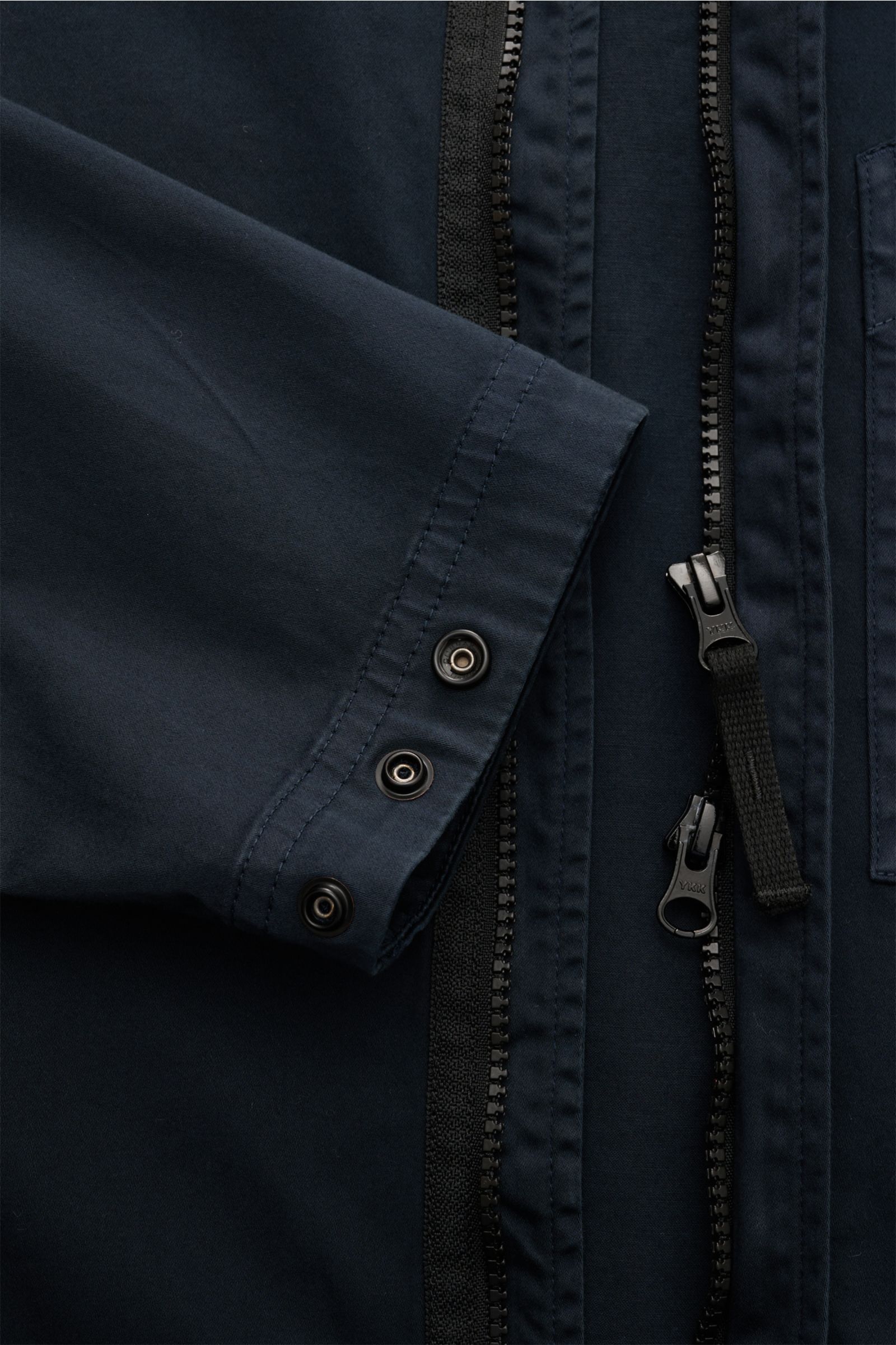 Alt tag (125 characters max): Close-up front view of Stone Island Overshirt navy sleeve cuff and two-way zipper with snap buttons.

Description incorporating provided content:  
Sportives Overshirt: Dieser Hybrid in typischer STONE ISLAND-Manier ist au
