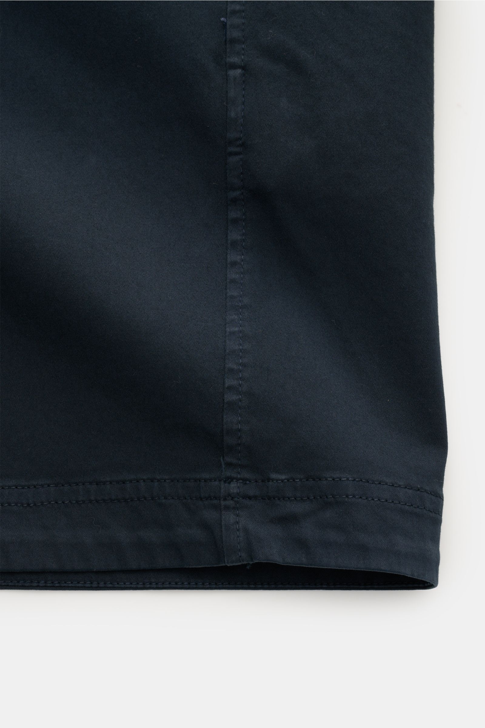 Close-up front view of Stone Island Overshirt navy hem, showing fine cotton popeline fabric with stretch and precise stitching.

Description: Sportives Overshirt: Dieser Hybrid in typischer STONE ISLAND-Manier ist aus feinem Baumwoll-Popeline gefertigt