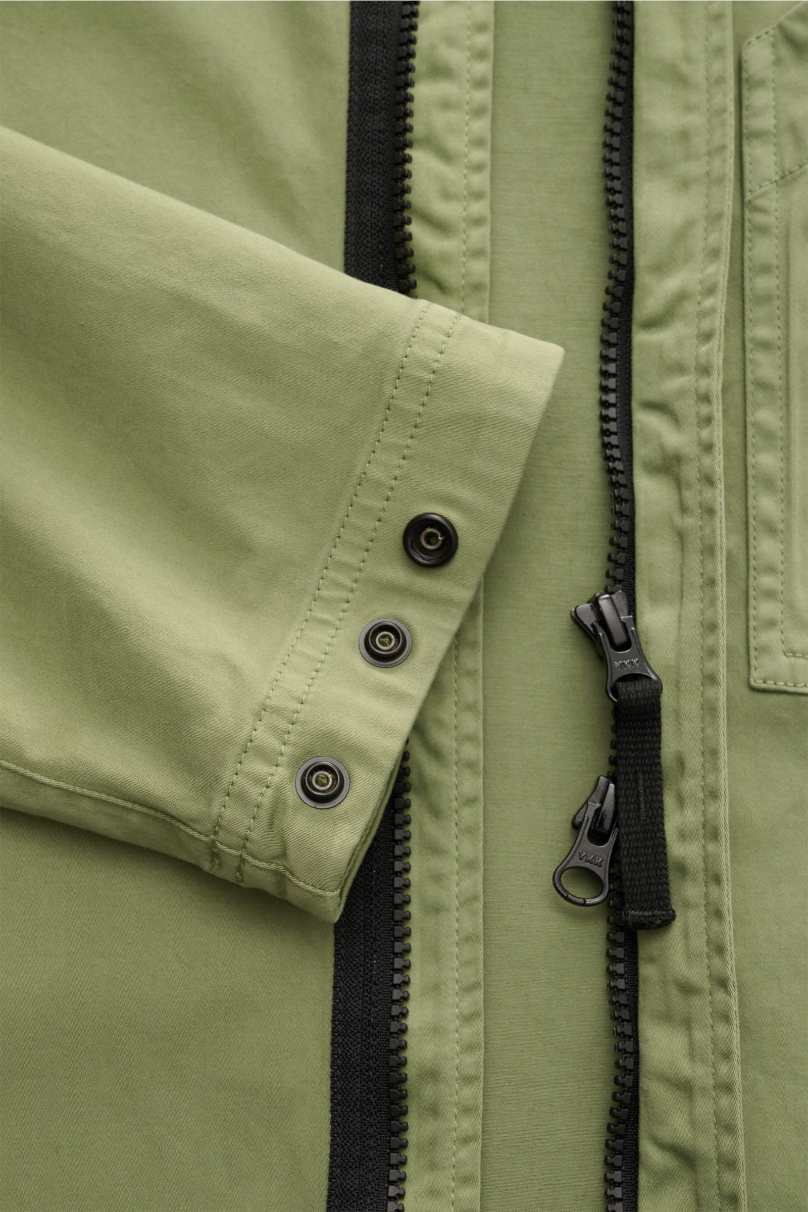 Stone Island Overshirt graugrün, Detailansicht von Ärmel mit Druckknöpfen und zwei-Wege-Reißverschluss, Popeline mit Stretch.