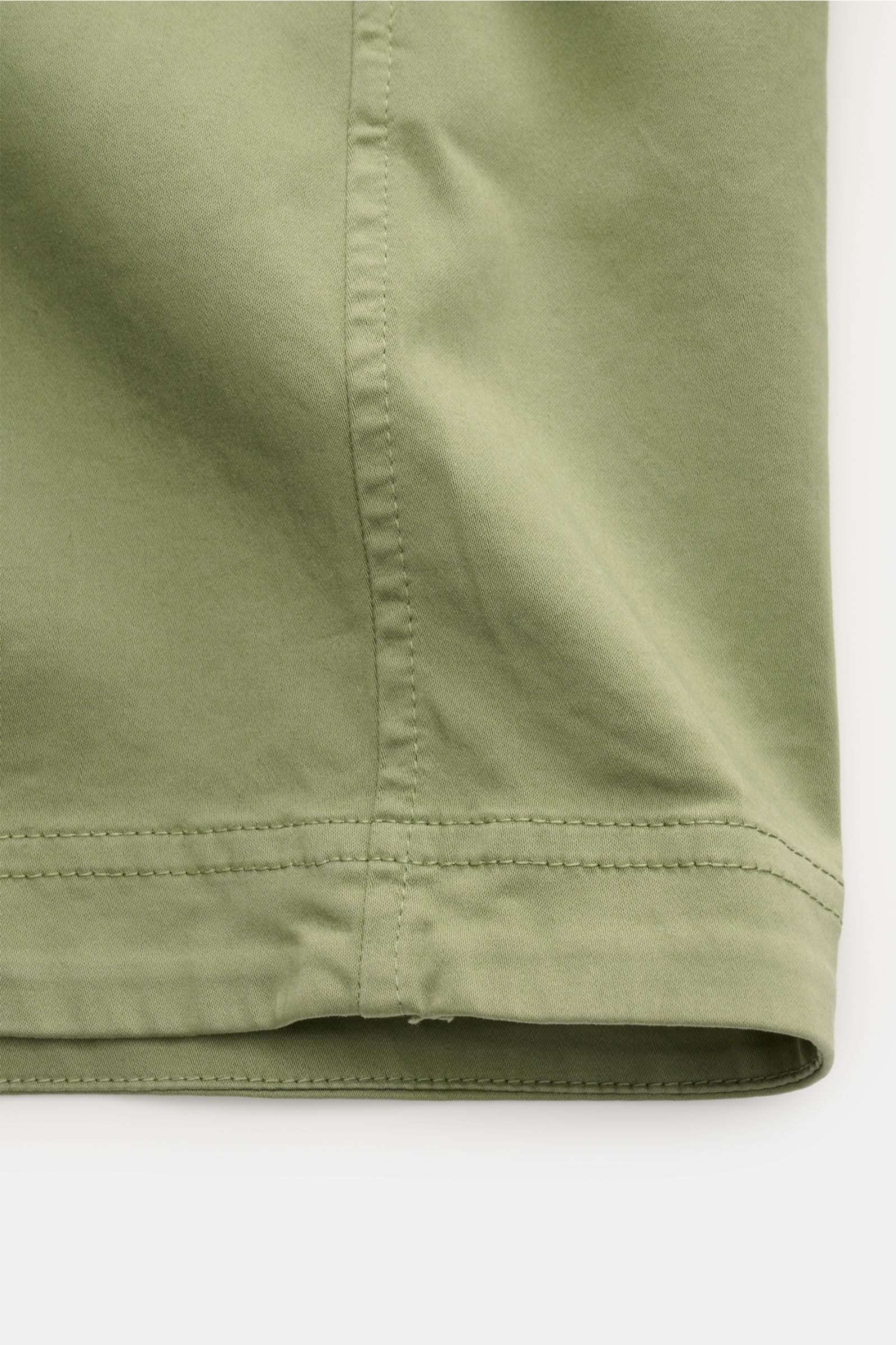 Stone Island Overshirt graugrün, Detailansicht Saum und Naht, Baumwoll-Popeline mit Stretch, weicher Griff, Slim Fit, garment dyed.