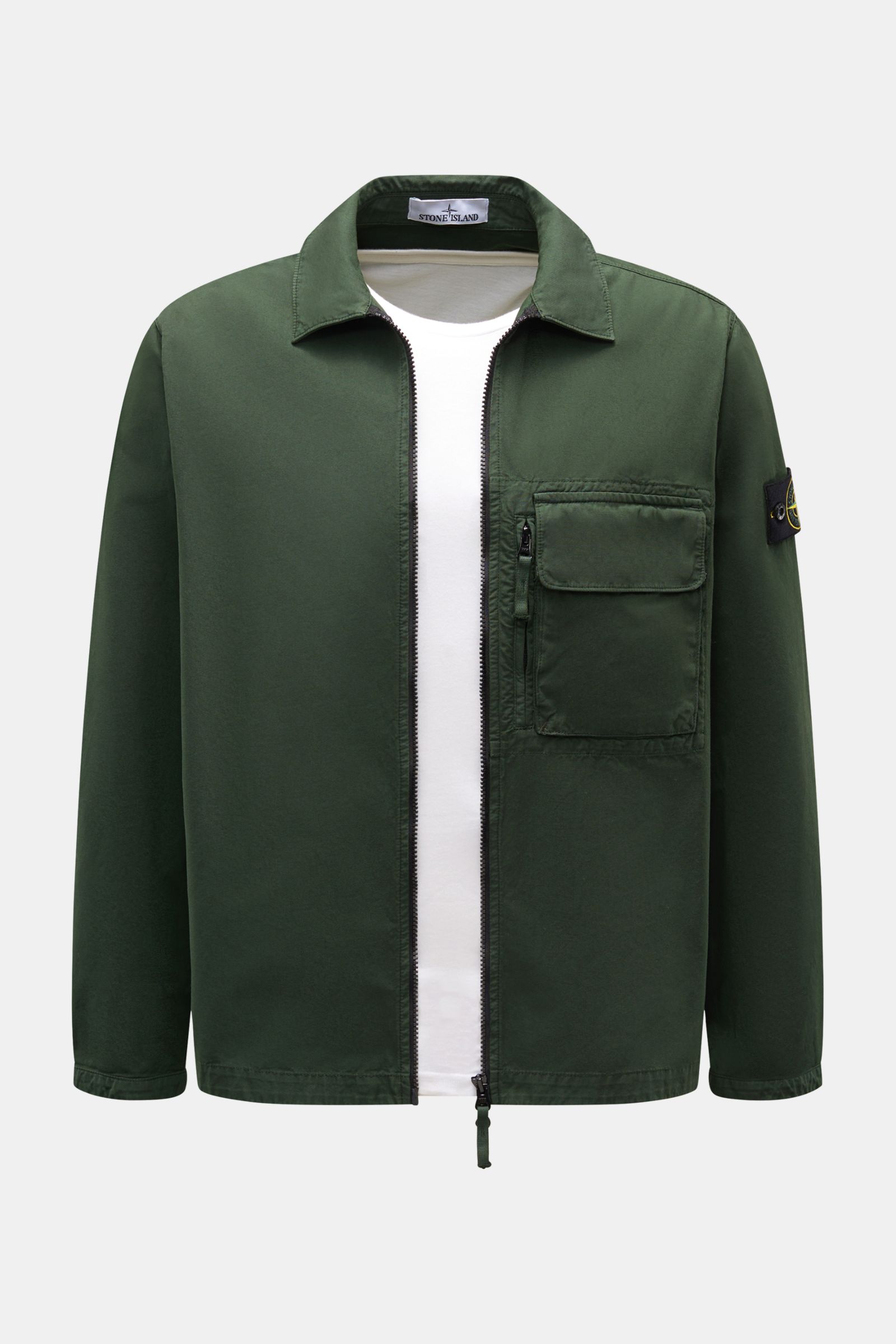 Stone Island Overshirt 'Canvas Weave' dunkelgrün, Slim Fit, Canvas aus reiner Baumwolle, robuster Zwei-Wege-Reißverschluss, Umlegekragen, Brusttasche mit Zipper und Knopf, Kompass-Badge am Ärmel, Ärmelabschlüsse mit Druckknopf, ungefüttert, frontale Ansic