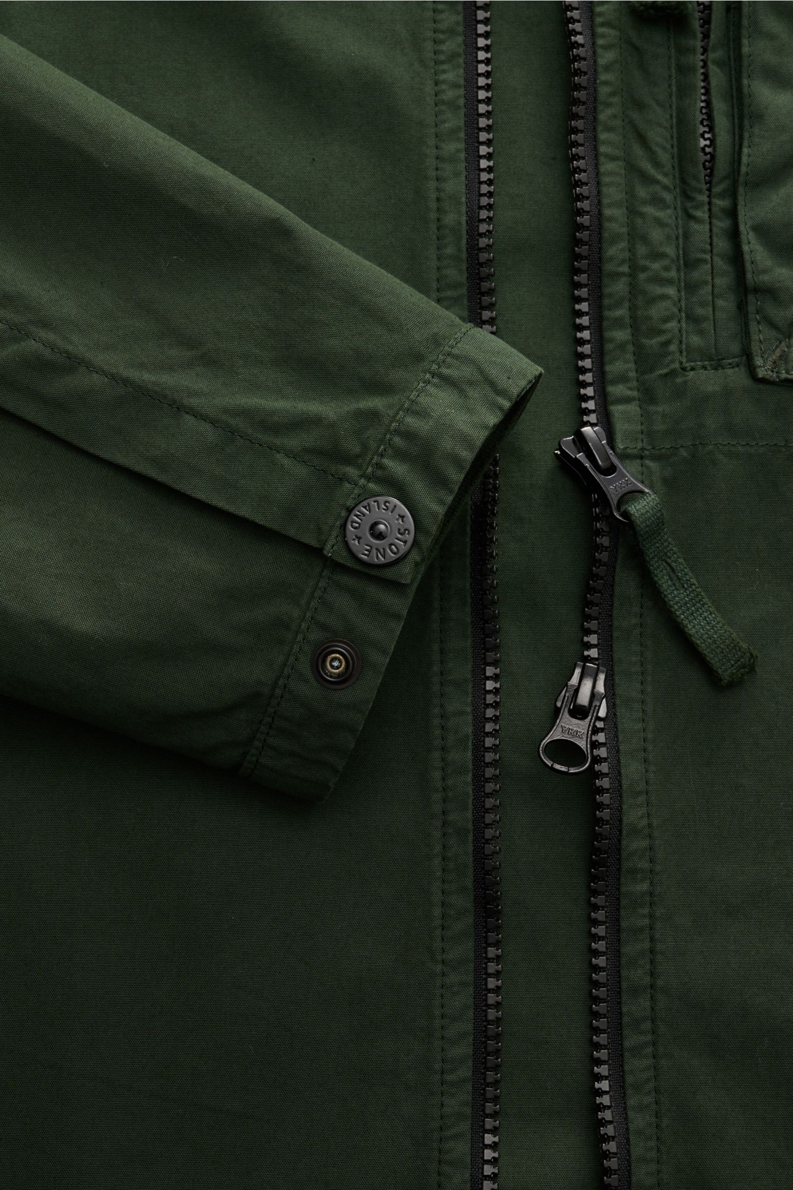 Stone Island Overshirt 'Canvas Weave' dunkelgrün, Detailansicht von Ärmel mit Druckknopf, Brusttasche, Umlegekragen, Canvas aus reiner Baumwolle, Slim Fit, robuster Zwei-Wege-Reißverschluss, Kompass-Badge am Ärmel, ungefüttert.