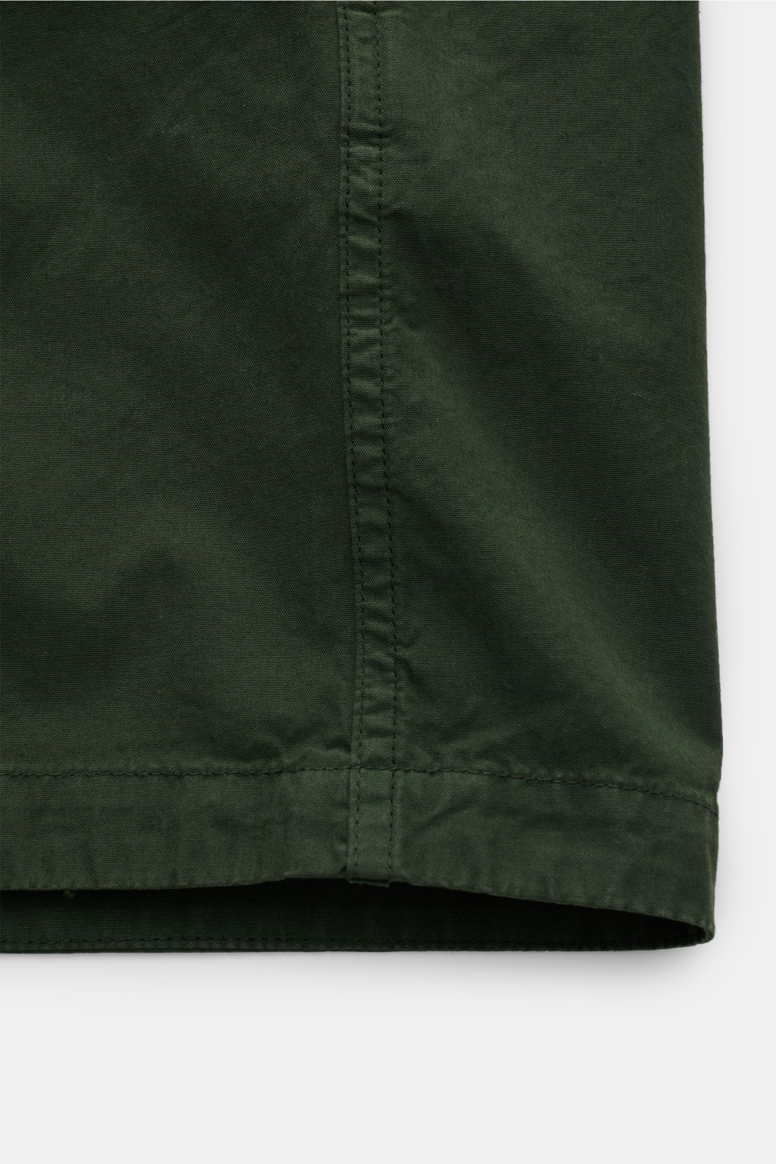 Stone Island Overshirt 'Canvas Weave' dunkelgrün, Detailaufnahme von unten, Canvas aus reiner Baumwolle, robuste Qualität, Slim Fit, Zwei-Wege-Reißverschluss, Umlegekragen, Brusttasche mit Zipper und Knopf, Kompass-Badge am Ärmel, Druckknopf-Ärmelabschlüs