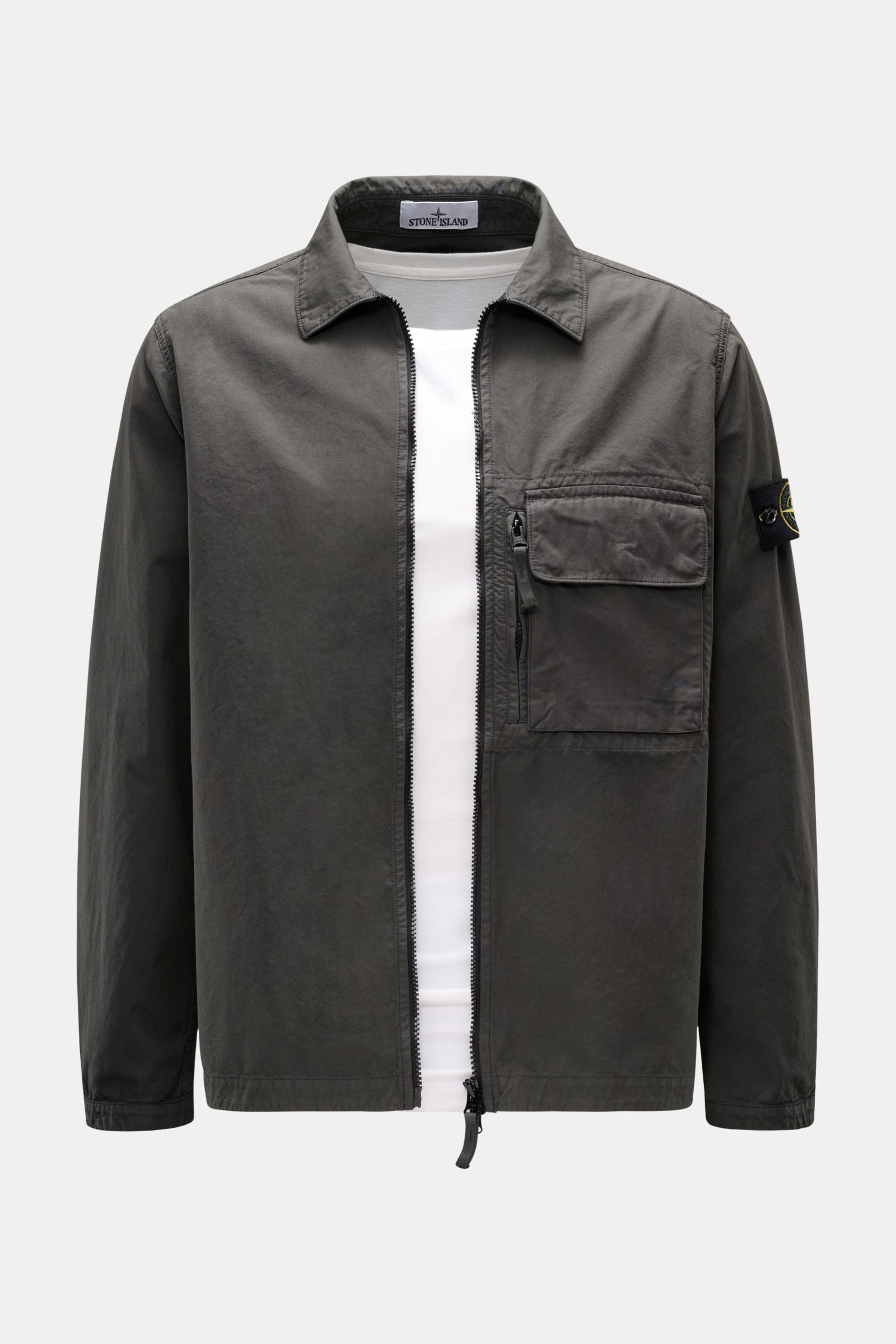 Stone Island Overshirt 'Canvas Weave' dark olive, frontal fotografiert, Slim Fit Canvas aus reiner Baumwolle, robuster Zwei-Wege-Reißverschluss, Umlegekragen, Brusttasche mit Zipper und Knopf, Kompass-Badge am Ärmel, Ärmelabschlüsse mit Druckknopf, ungefü