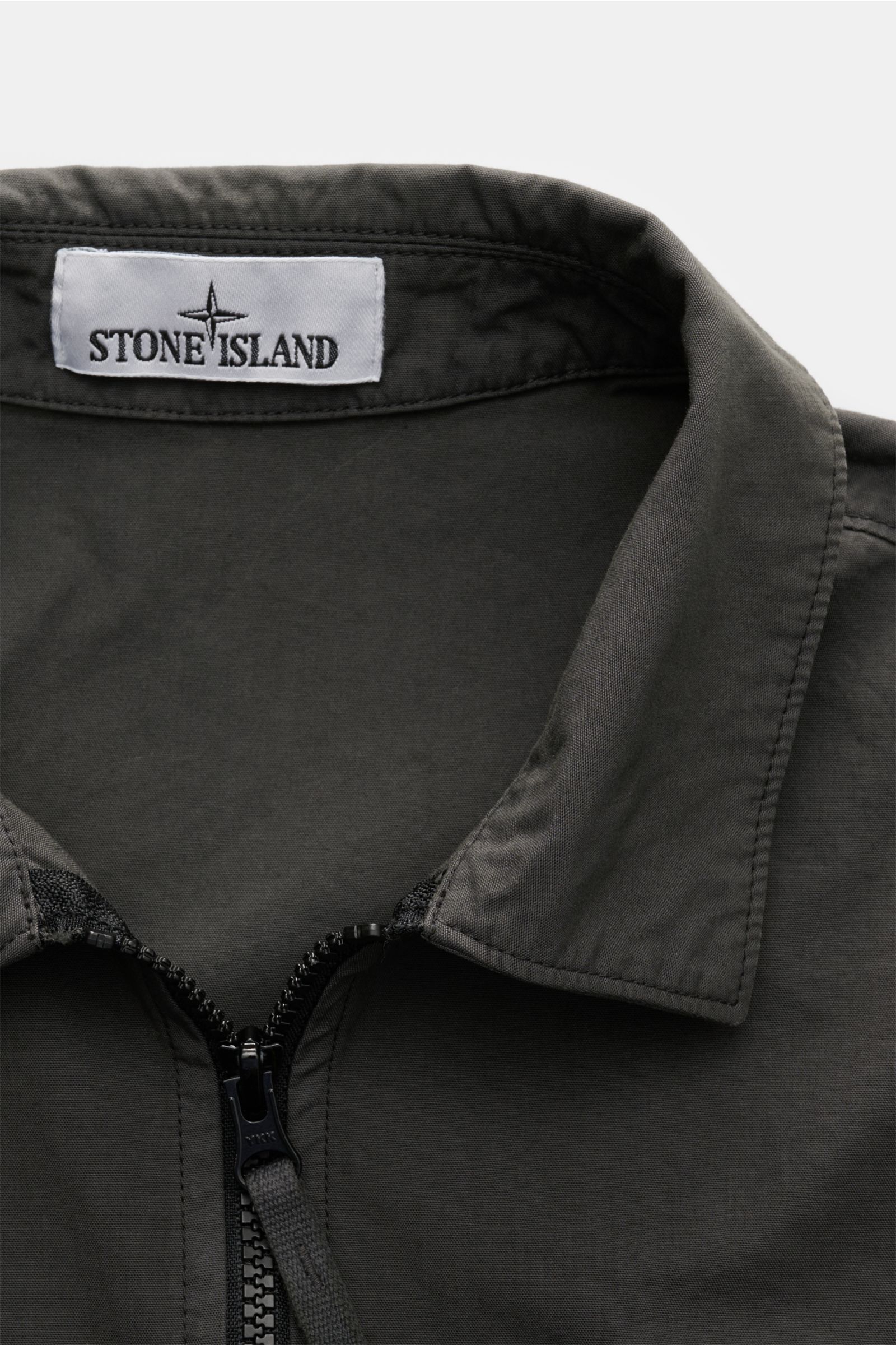 Stone Island Overshirt 'Canvas Weave' dark olive, Nahaufnahme von oben, Canvas Baumwolle, Slim Fit, Zwei-Wege-Reißverschluss, Umlegekragen, Brusttasche, Kompass-Badge, Druckknopf-Ärmel, ungefüttert.