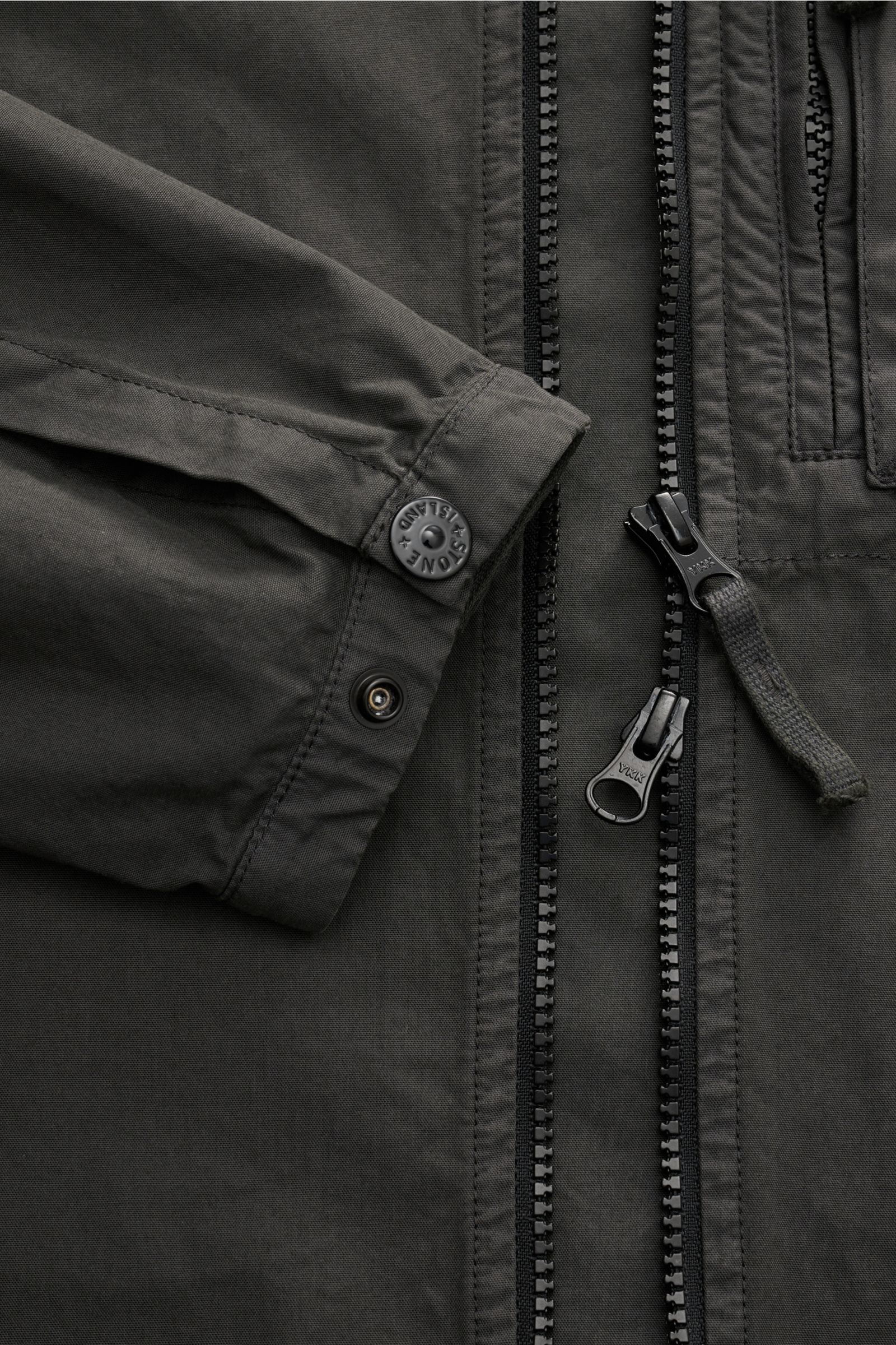 Stone Island Overshirt 'Canvas Weave' dark olive, Nahaufnahme von Ärmel mit Druckknopf, Umlegekragen, Brusttasche, robustem Zwei-Wege-Reißverschluss, Canvas aus reiner Baumwolle, feste Qualität, Slim Fit, Kompass-Badge, ungefüttert.