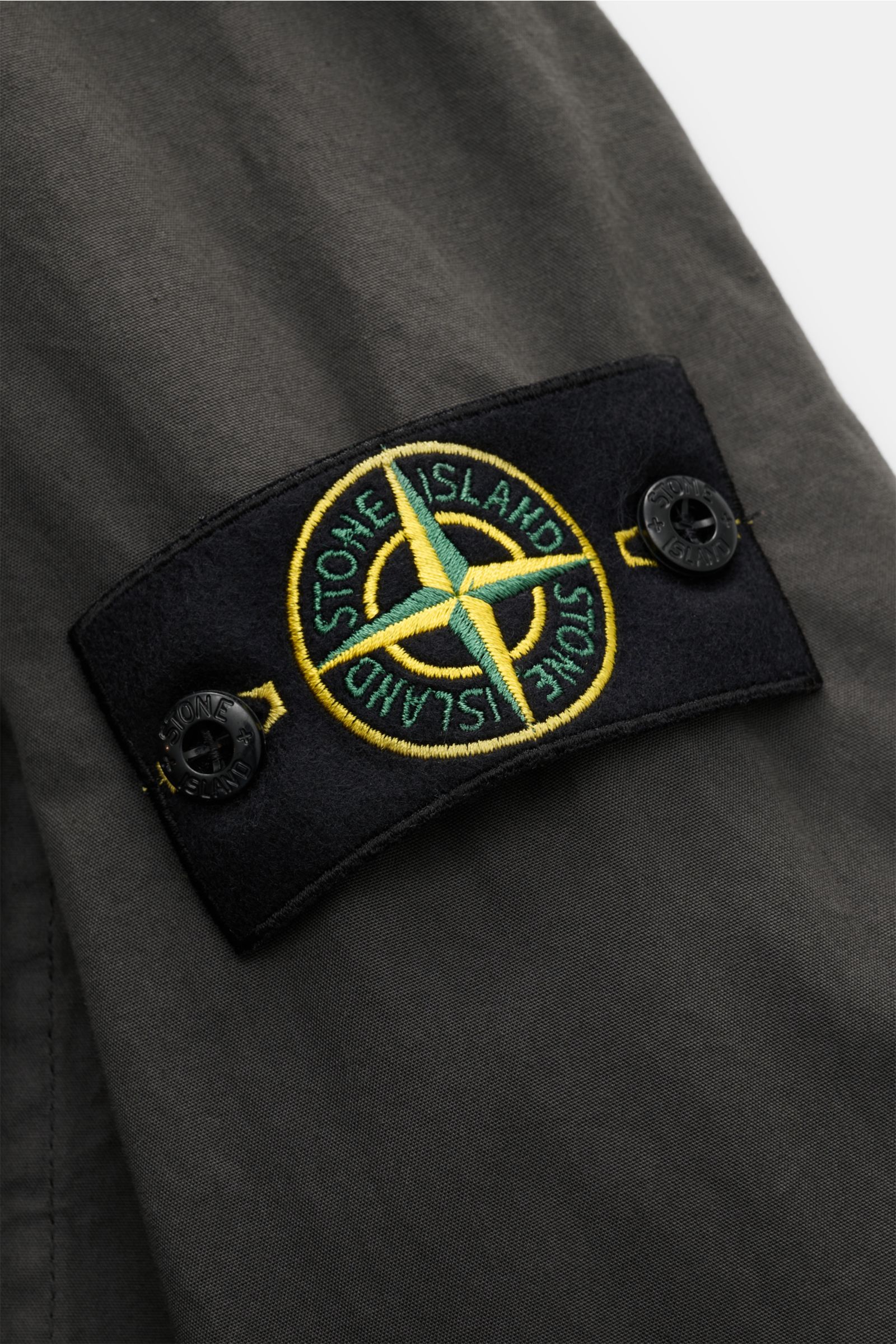 Stone Island Overshirt 'Canvas Weave' dark olive, Nahaufnahme Ärmel mit Kompass-Badge, Canvas Baumwolle, Slim Fit, robust, ungefüttert, Reißverschluss.