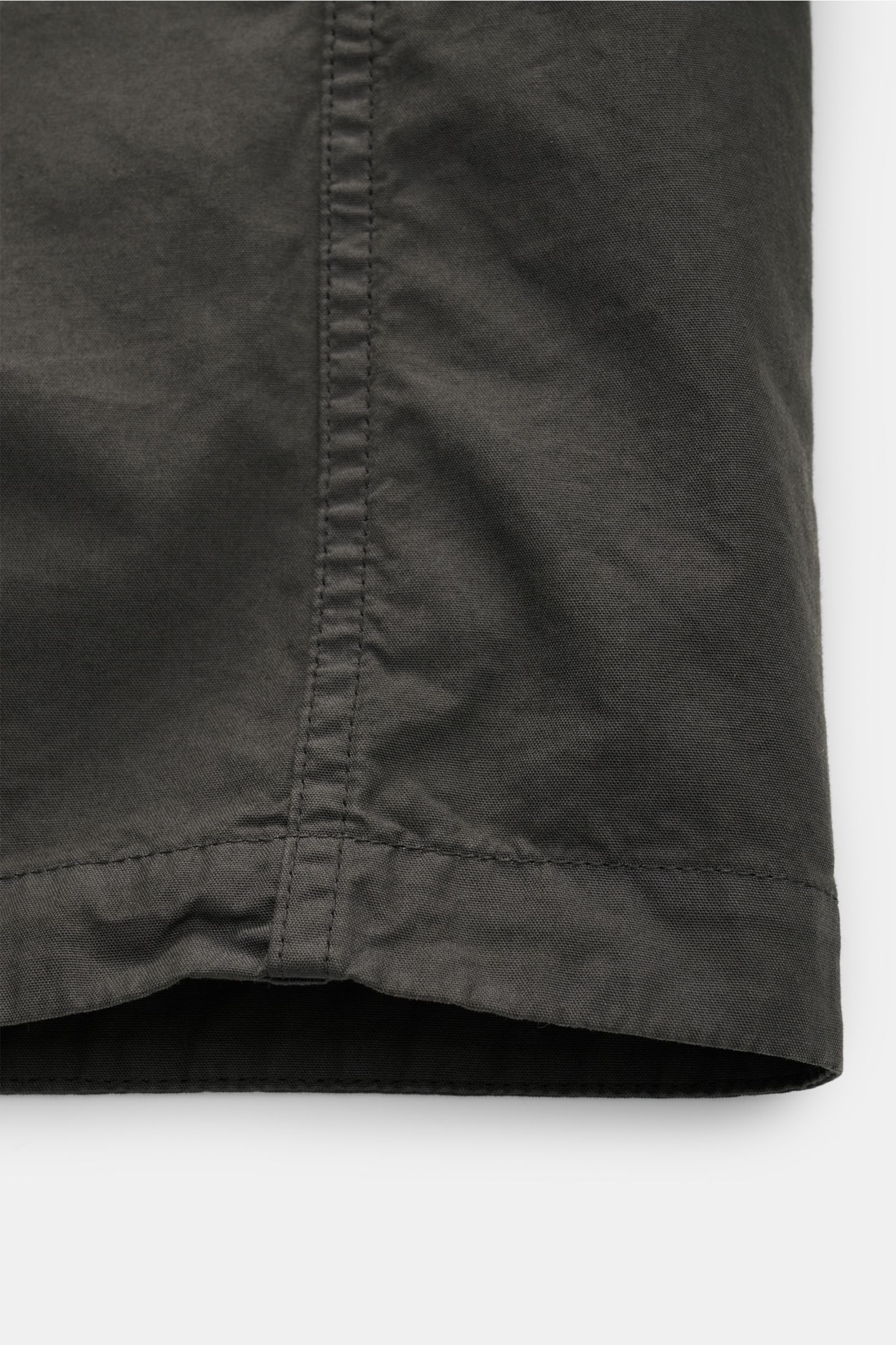 Stone Island Overshirt 'Canvas Weave' dark olive, Detailansicht Saum, Canvas aus reiner Baumwolle, Slim Fit, robuste Qualität, Zwei-Wege-Reißverschluss, Brusttasche, Kompass-Badge.