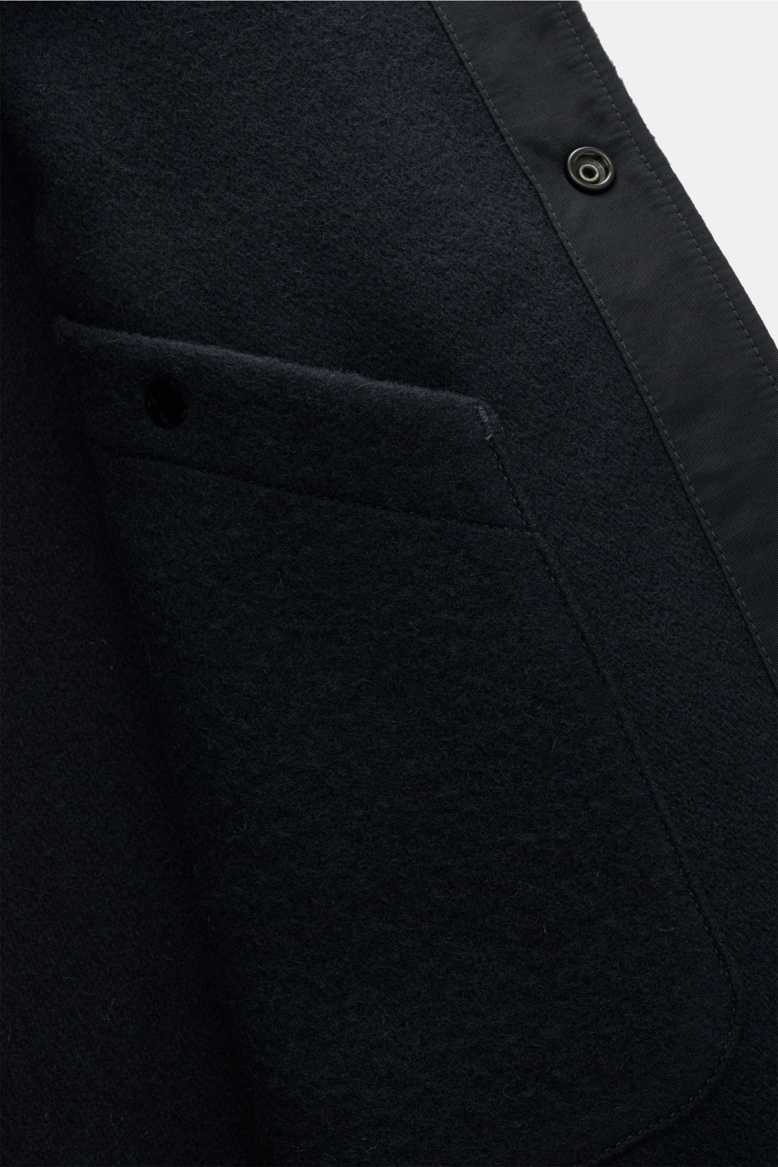 Close-up front-side view of the Stone Island Jacke 'Panno Ratinato' navy, showing mix aus Wolle und Microfaser, strukturierte Haptik, Slim Fit, Druckknopfleiste, Umlegekragen, typisches Kompass-Badge am Ärmel, Ärmelabschlüsse mit Druckknopf, and regulierb