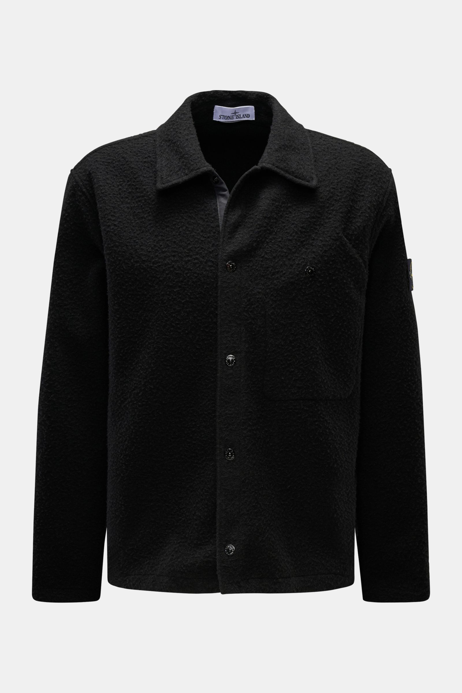 Stone Island Jacke 'Panno Ratinato' schwarz, frontal fotografiert, Mix aus Wolle und Microfaser, strukturierte Haptik, Slim Fit, Druckknopfleiste, Umlegekragen, Kompass-Badge am Ärmel, Ärmelabschlüsse mit Druckknopf, regulierbare Saumweite.