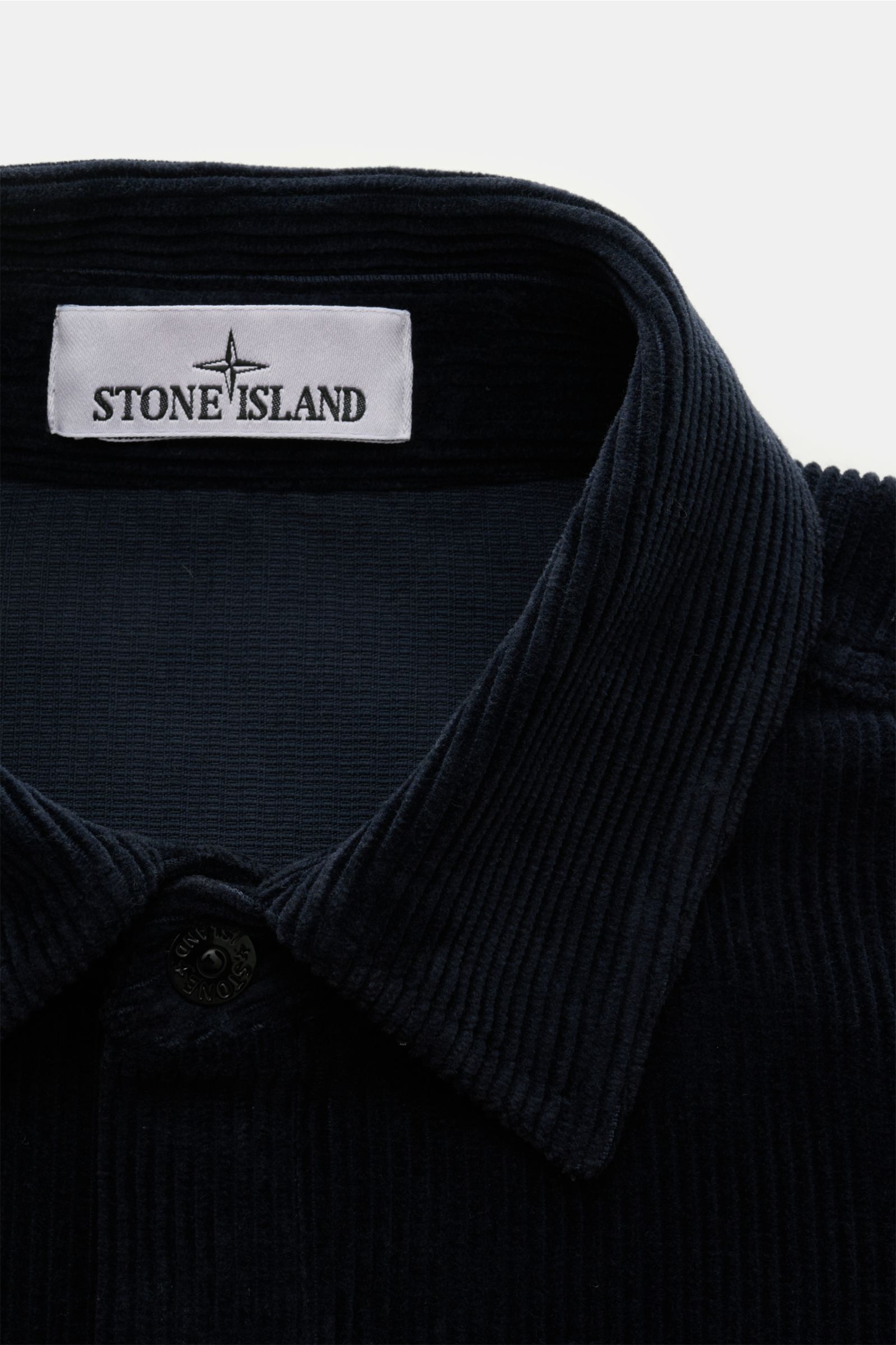 Stone Island Cord Overshirt 'Organic Cotton Corduroy' navy, Detailaufnahme Kragen und Label, Cord aus Bio-Baumwolle, weicher Griff