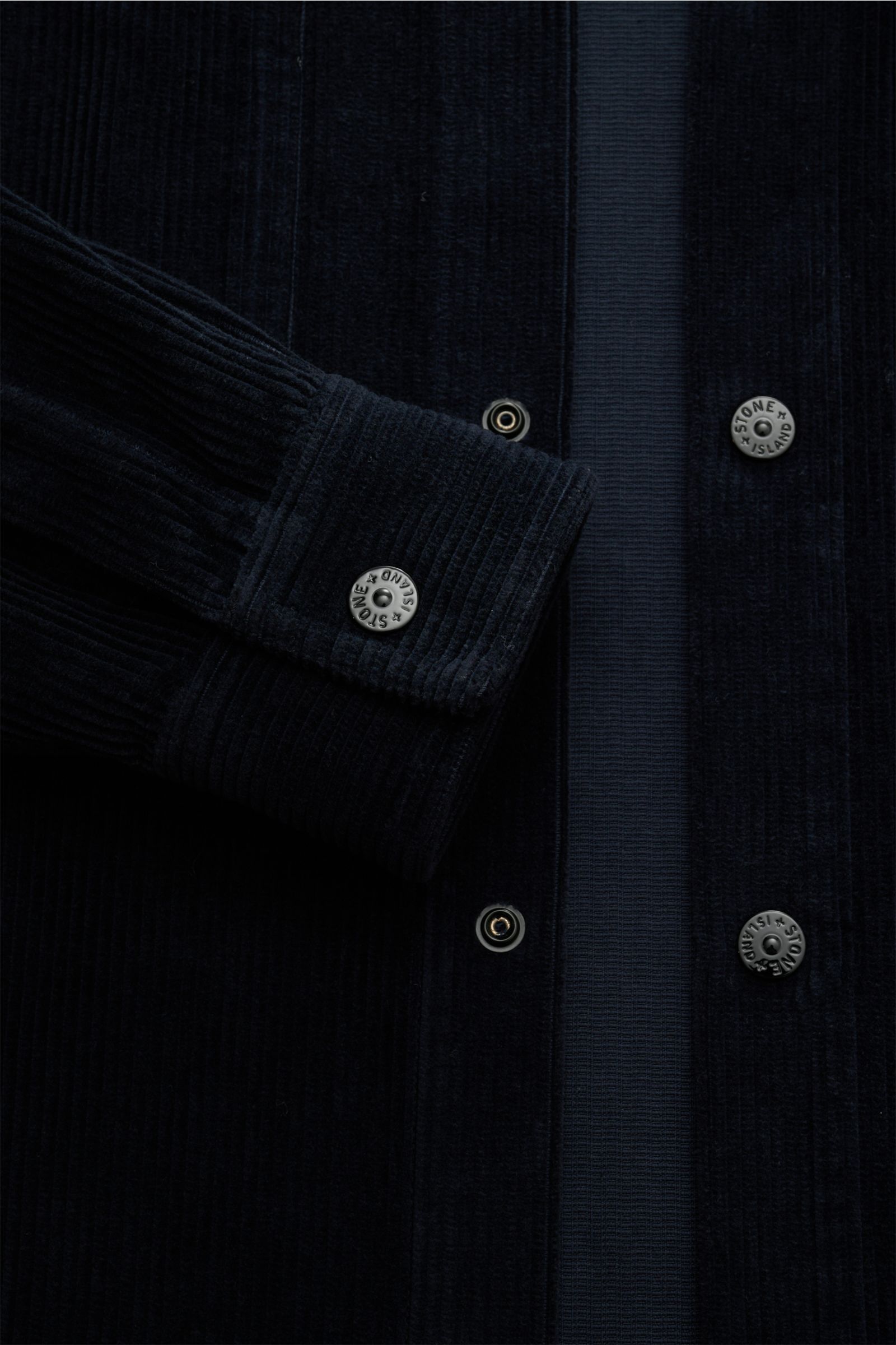 Stone Island Cord Overshirt 'Organic Cotton Corduroy' navy, Detailaufnahme von Ärmel und Druckknopfleiste aus Bio-Baumwolle, weich, oversized, Kompass-Badge am Ärmel.