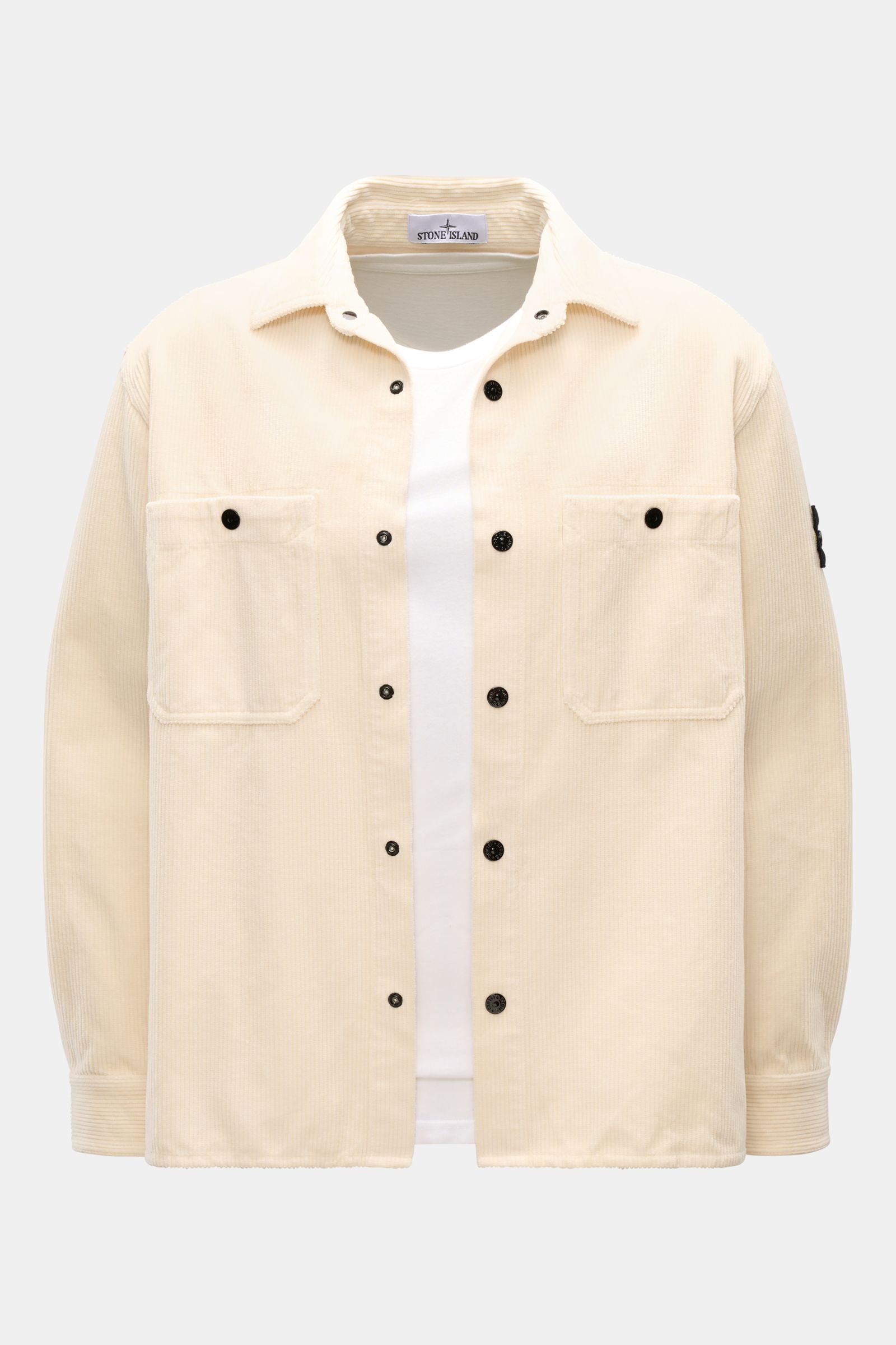 Stone Island Cord Overshirt 'Organic Cotton Corduroy' creme, frontal fotografiert, oversized Fit, Bio-Baumwolle, Kompass-Badge am Ärmel.