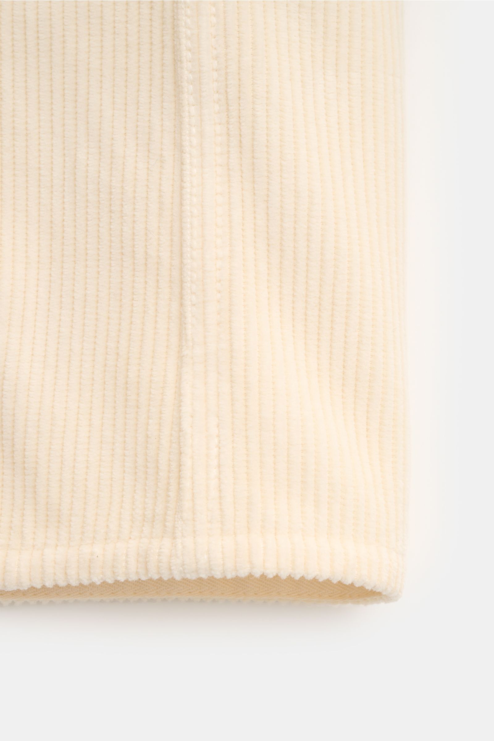 Stone Island Cord Overshirt 'Organic Cotton Corduroy' creme, Detailaufnahme des weichen, markanten Bio-Baumwoll-Cords in Nahaufnahme.