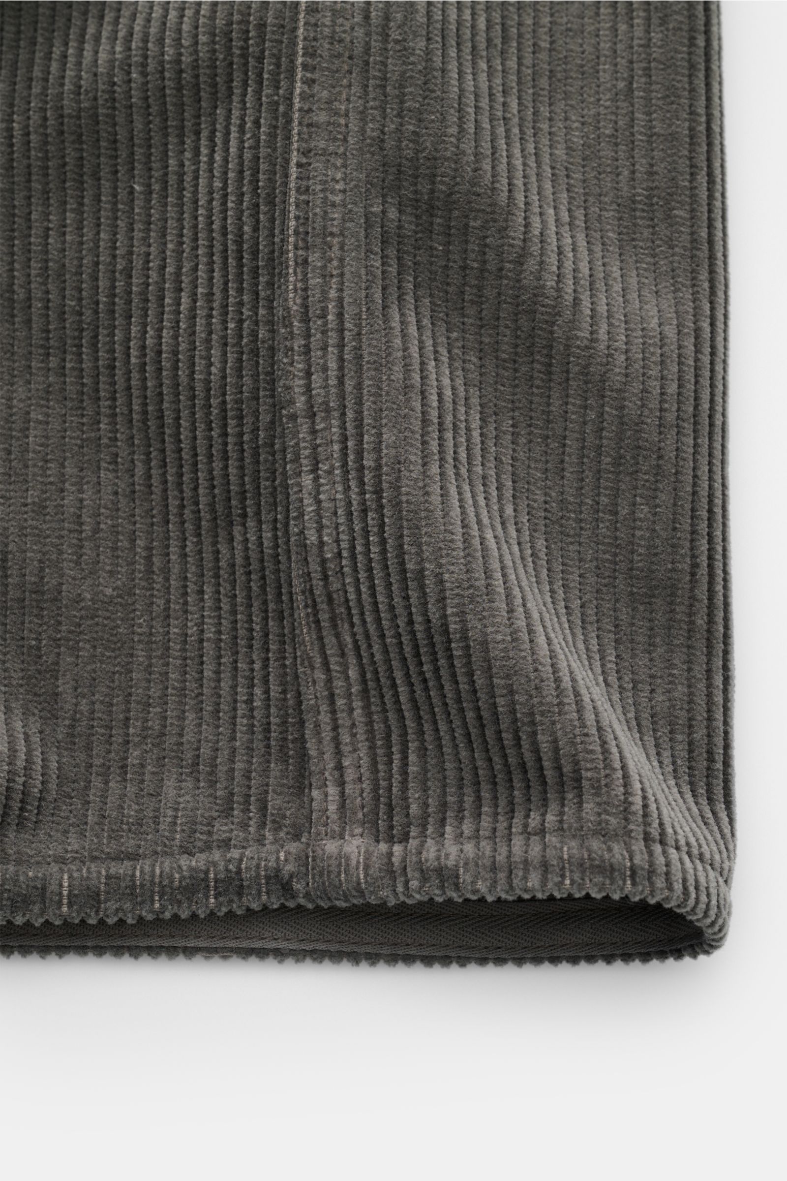 Stone Island Cord Overshirt 'Organic Cotton Corduroy' dunkelgrau, Detailansicht von unten, weicher Bio-Baumwollcord, gerippt, Oversized Fit.