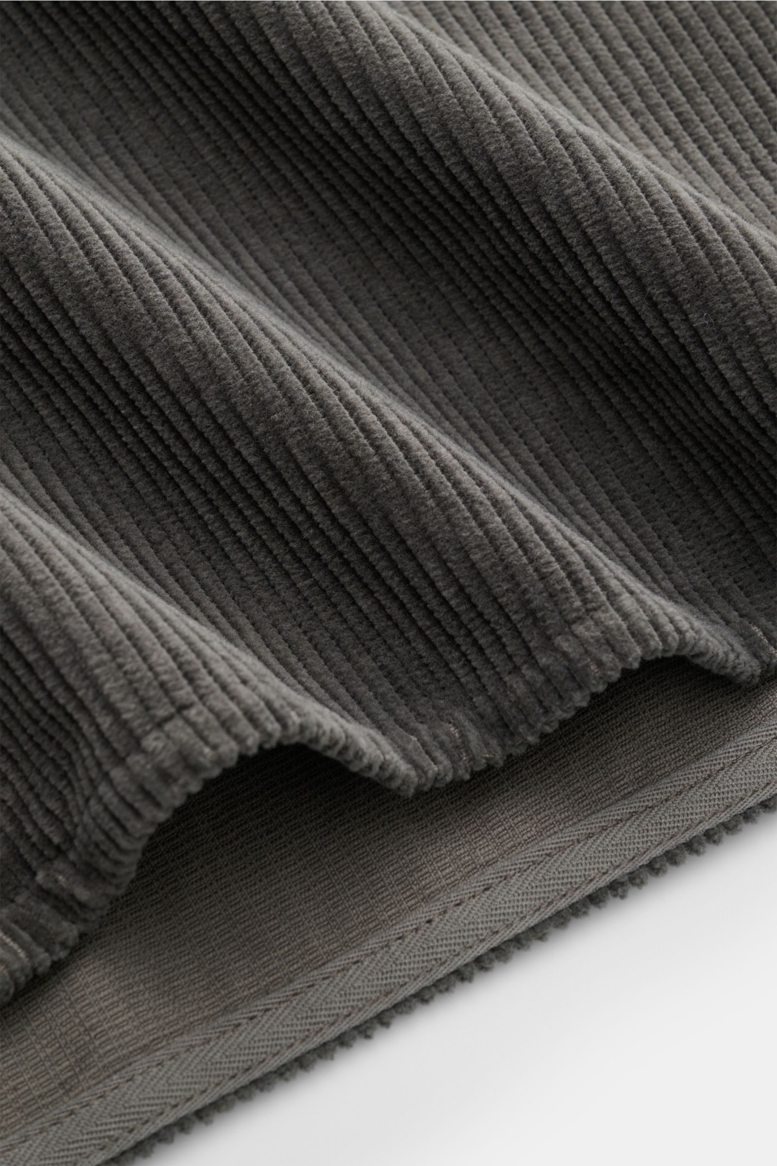 Nahaufnahme des Stone Island Cord Overshirt 'Organic Cotton Corduroy' dunkelgrau, Detailansicht des weichen Bio-Baumwoll-Cords.