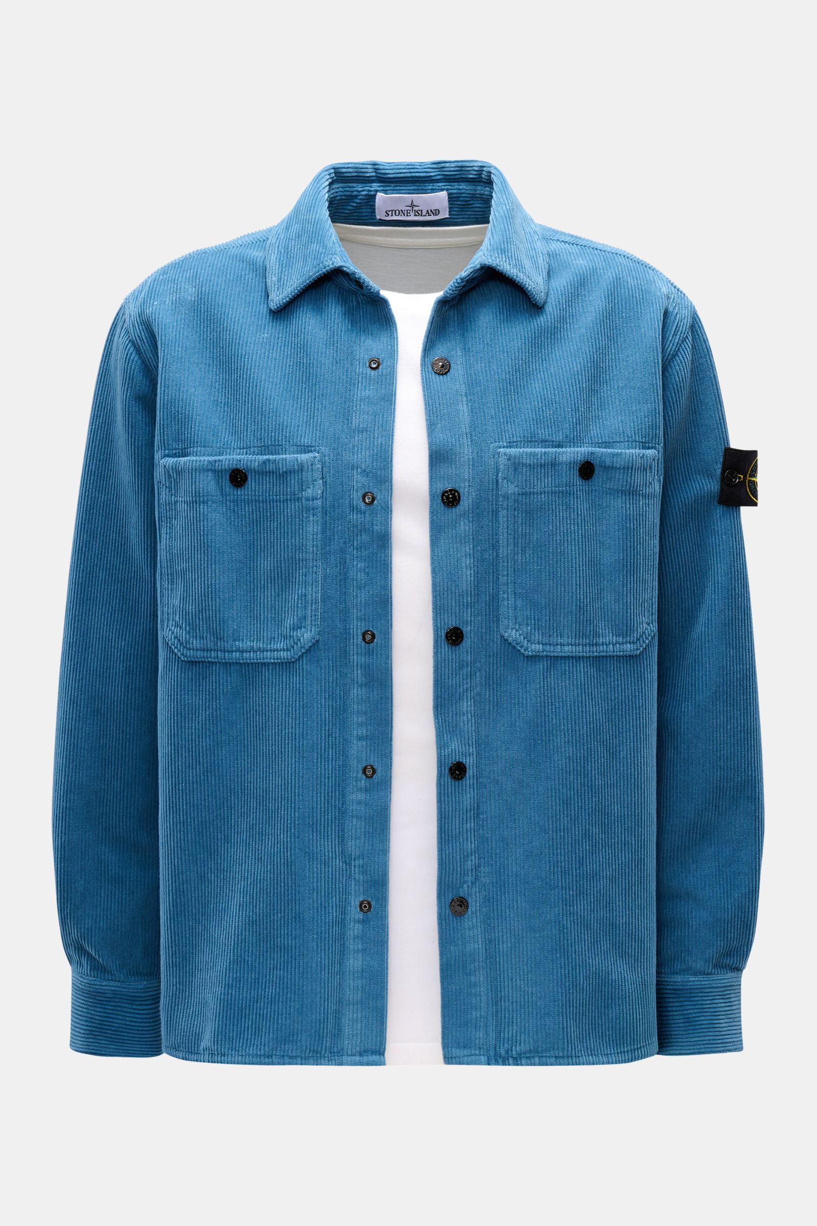 Stone Island Cord Overshirt 'Organic Cotton Corduroy' rauchblau, frontale Nahaufnahme, oversized Fit, Bio-Baumwolle, Kompass-Badge am Ärmel.