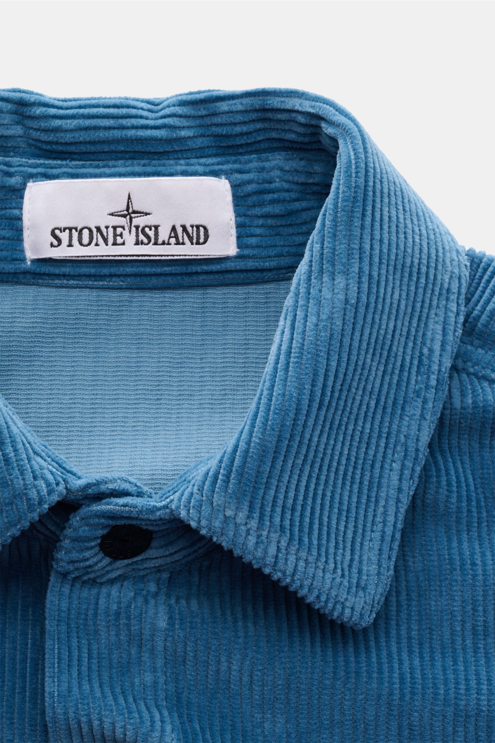 Stone Island Cord Overshirt 'Organic Cotton Corduroy' rauchblau, Nahaufnahme von Umlegekragen und Label, Cord aus Bio-Baumwolle, weicher Griff.