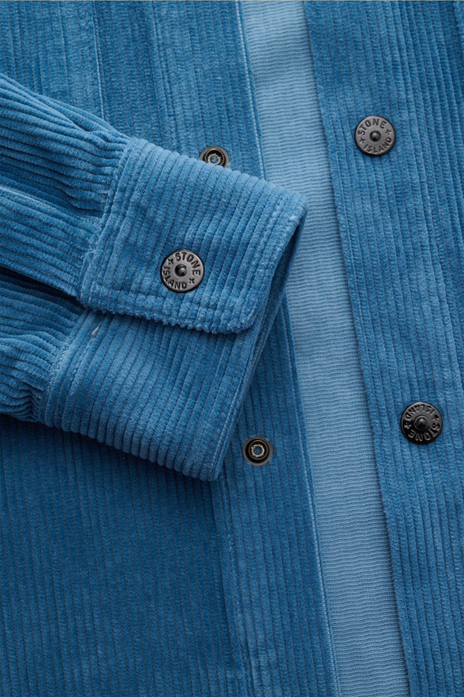 Stone Island Cord Overshirt 'Organic Cotton Corduroy' rauchblau in Nahaufnahme von oben, Cord aus Bio-Baumwolle, Druckknöpfe, Manschette.