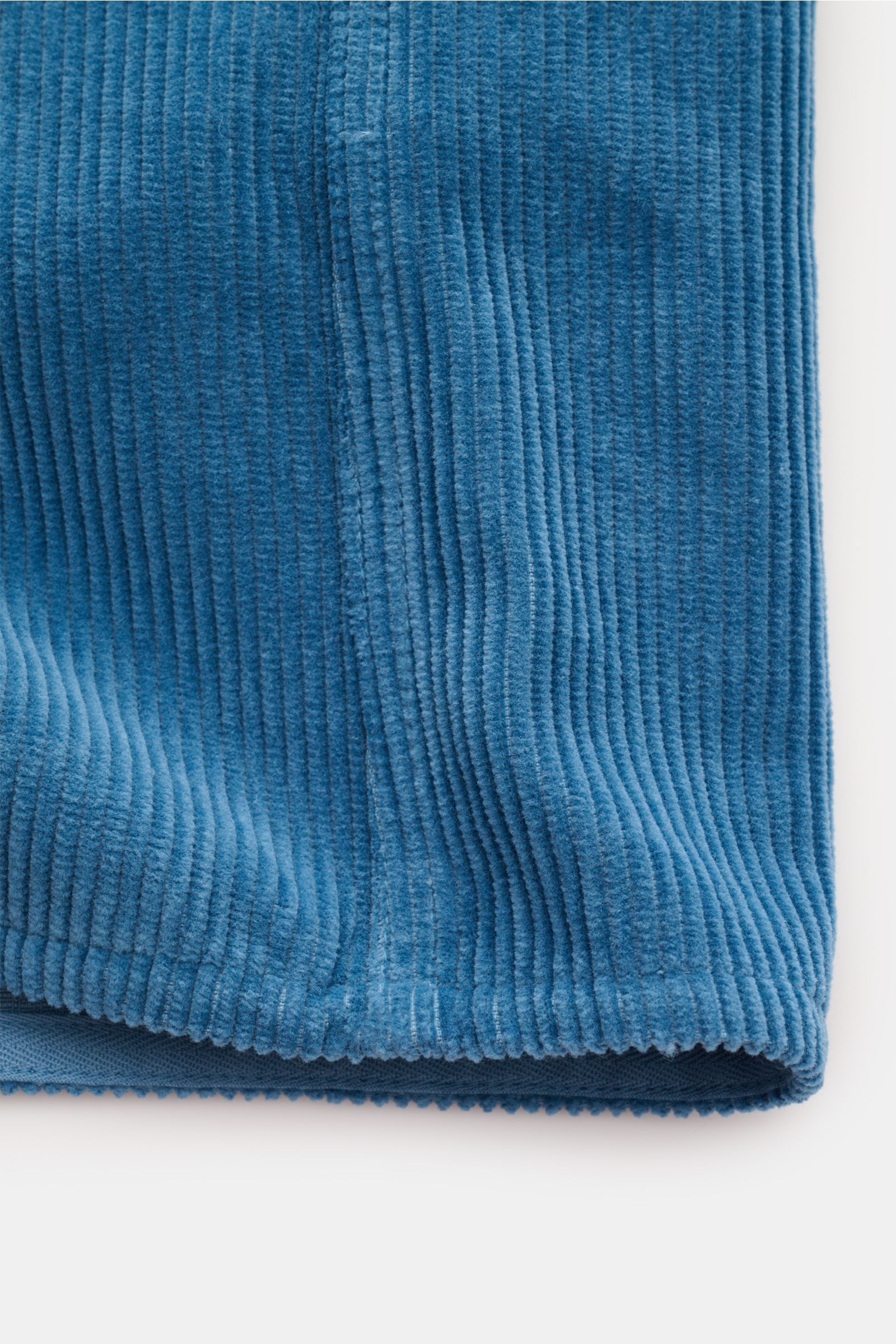 Stone Island Cord Overshirt 'Organic Cotton Corduroy' rauchblau, Detailaufnahme der weichen Bio-Baumwoll-Cordstruktur im Oversized Fit.