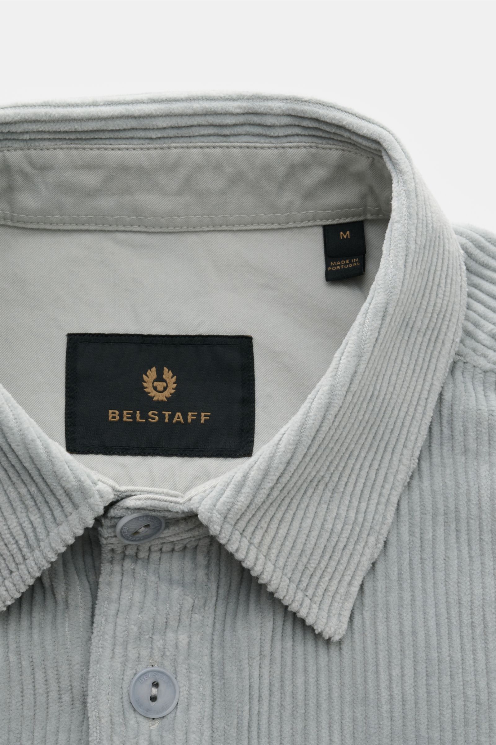Belstaff Cord-Overshirt 'Fallgate' grau im Close-up von oben, Cord, Umlegekragen, Knopfleiste und innen Label sichtbar.