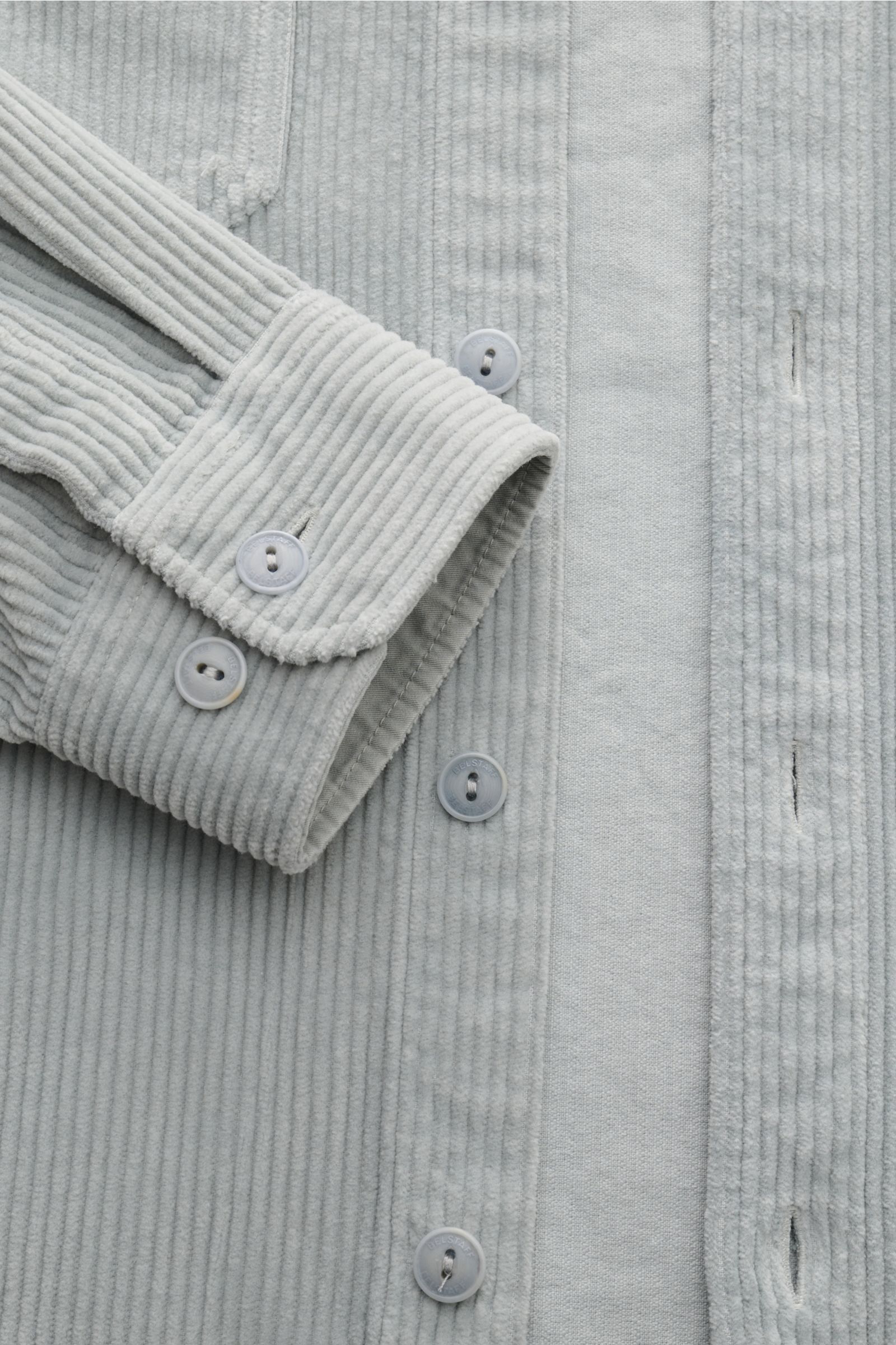 Belstaff Cord-Overshirt 'Fallgate' grau in Nahaufnahme von vorne, Baumwollcord, Slim Fit, Umlegekragen, Knopfleiste, Manschette, Saumschlitze sichtbar.