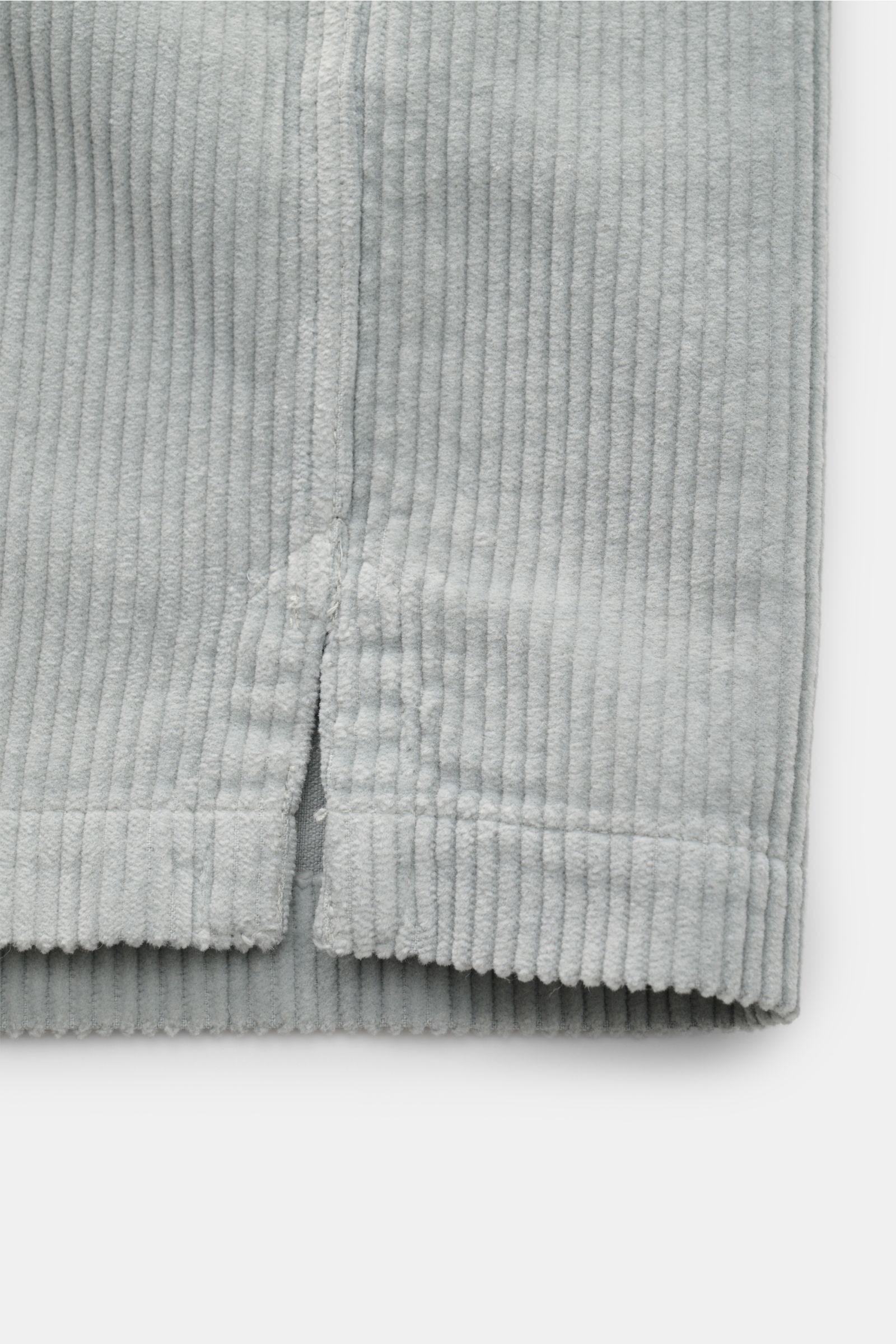 Belstaff Cord-Overshirt 'Fallgate' grau, Detailaufnahme von Saumschlitzen und Baumwollcord in Slim Fit mit tonalen Einsätzen.