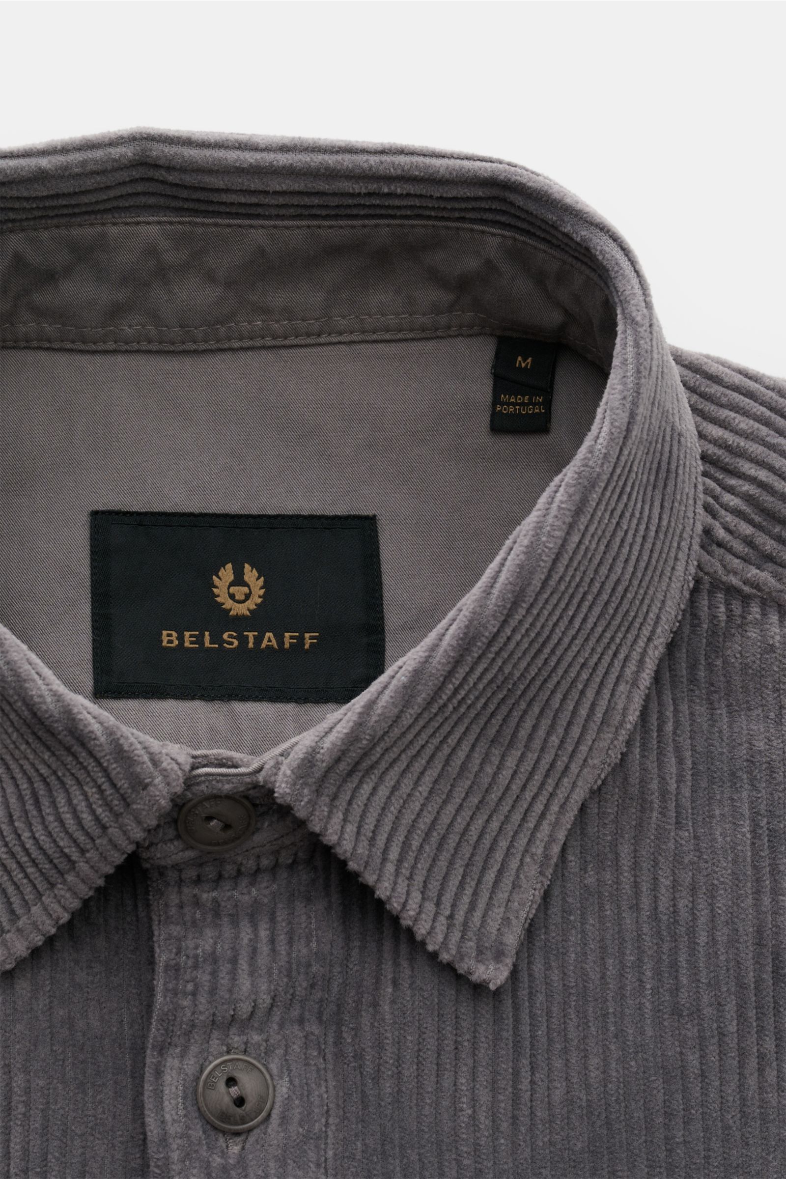 Close-up front view of Belstaff Cord-Overshirt 'Fallgate' dunkelgrau in slim fit, robust cotton cord with collar and buttons, showing label inside collar.