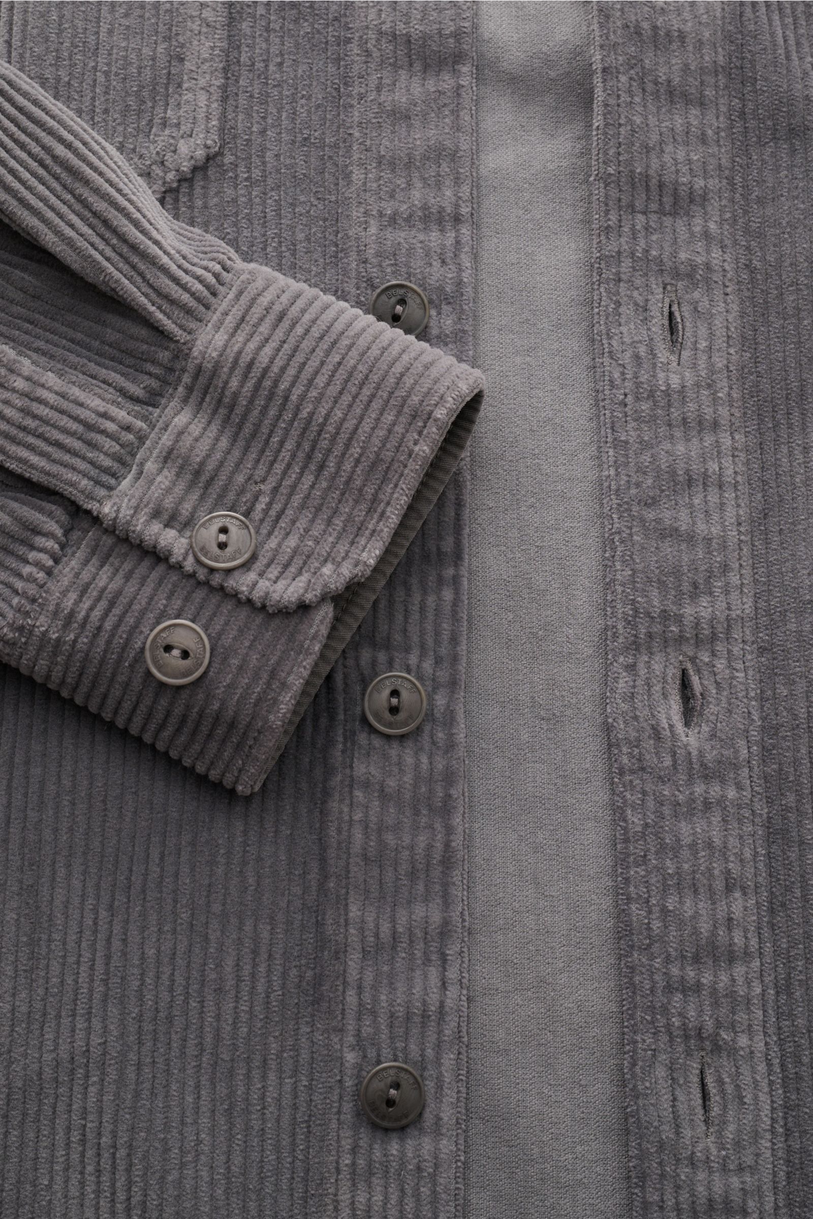 Close-up front view of Belstaff Cord-Overshirt 'Fallgate' dunkelgrau in robust cotton cord, showing buttons, cuff, and ribbed texture.

Cleaner Herbstlook von BELSTAFF: Das Overshirt 'Fallgate' aus robustem Baumwollcord bringt einen modernen Twist in I