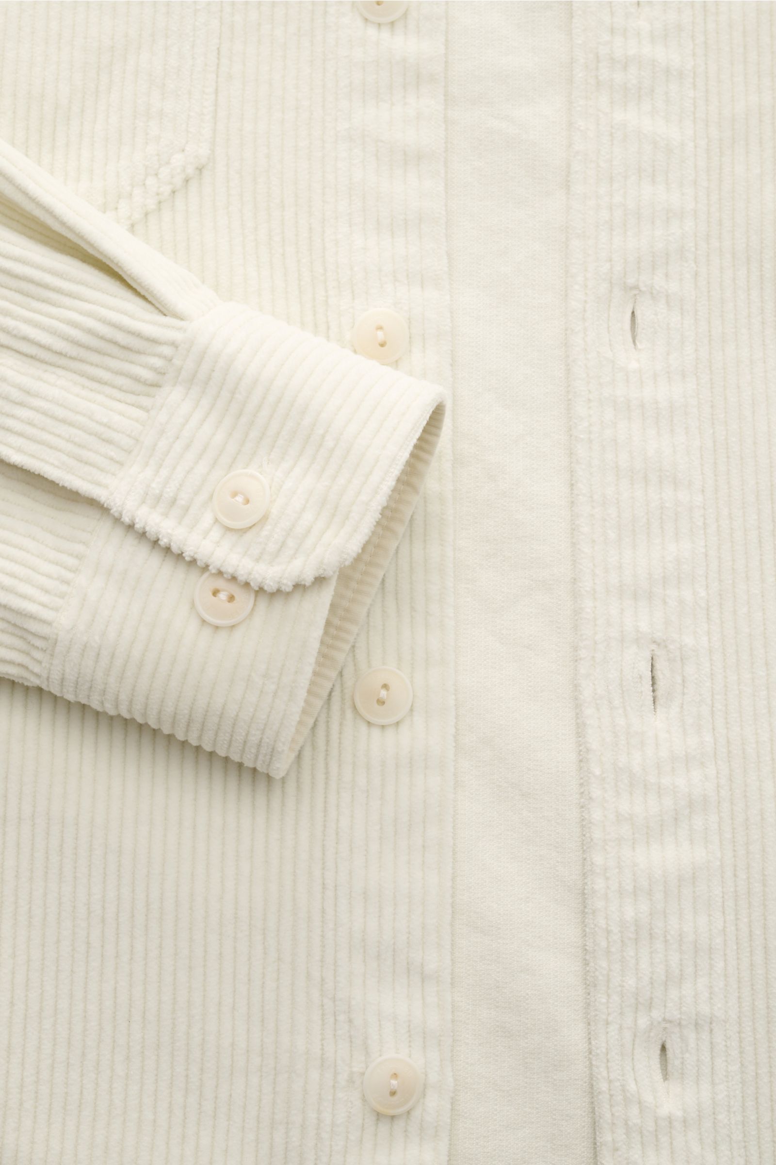 Belstaff Cord-Overshirt 'Fallgate' creme close-up from front showing slim fit corduroy fabric, button placket, and cuff details. 

Cleaner Herbstlook von BELSTAFF: Das Overshirt 'Fallgate' aus robustem Baumwollcord bringt einen modernen Twist in Ihre G