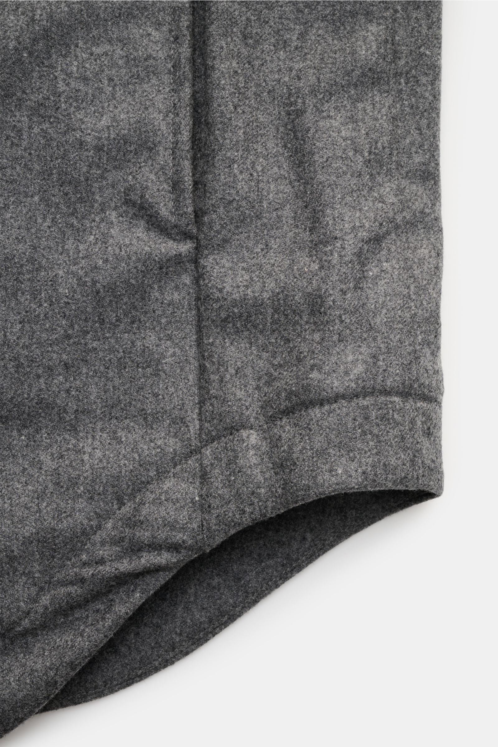 Thom Browne Overshirt dunkelgrau meliert, Detailansicht des gerundeten Saumverlaufs aus Wolle und Cashmere mit weichem Griff.