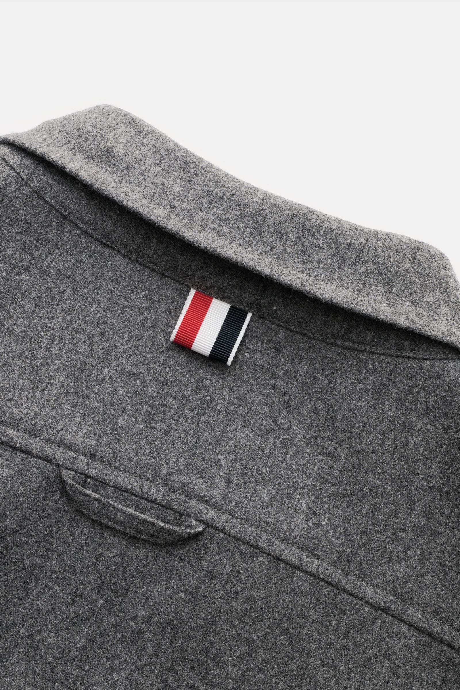 Thom Browne Overshirt dunkelgrau meliert, urban, aus Wolle und Cashmere, weicher Griff, Rückansicht mit schmalem Kragen und tonalen Streifen am Ärmel.