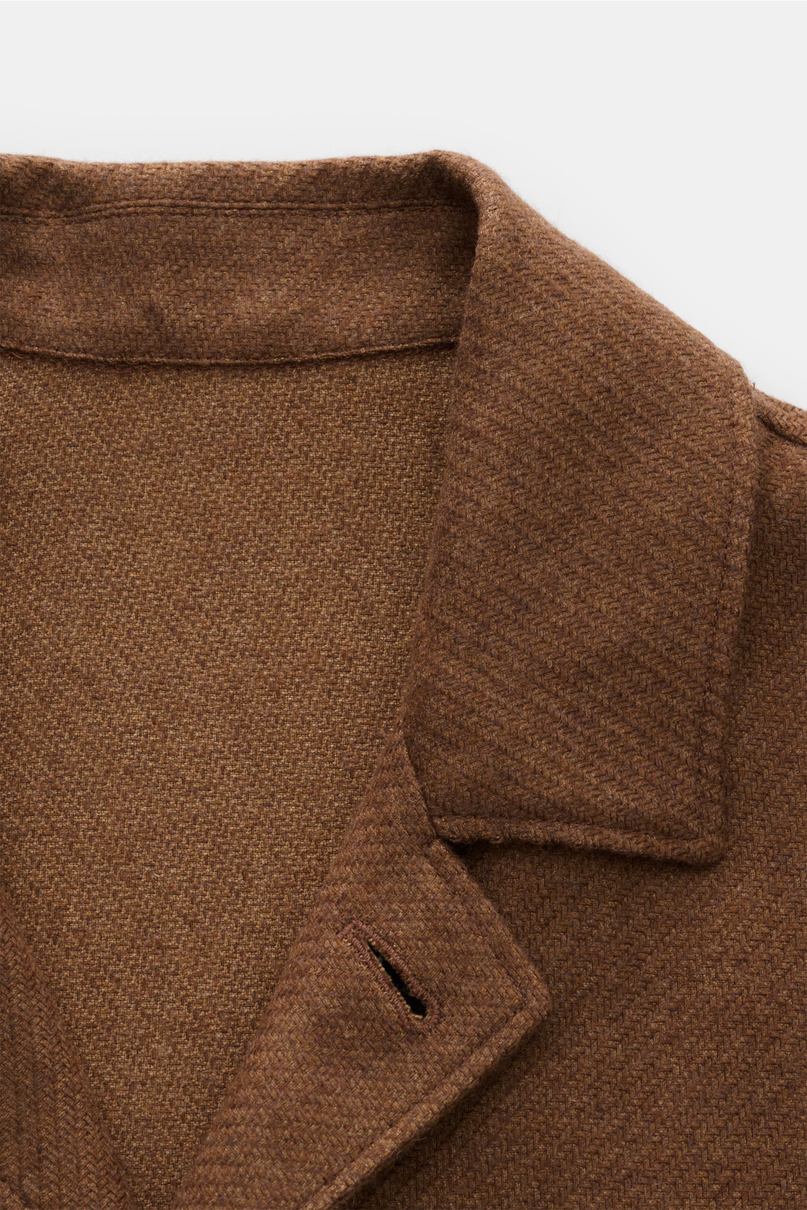 Close-up top view of the collar and fabric texture of the Piacenza 1733 Overshirt braun, showcasing its fine cashmere-silk weave.

Description: Luxus zum Anziehen: PIACENZA 1733 verbindet höchste Qualität mit moderner Lässigkeit. Dieses komfortabel ges
