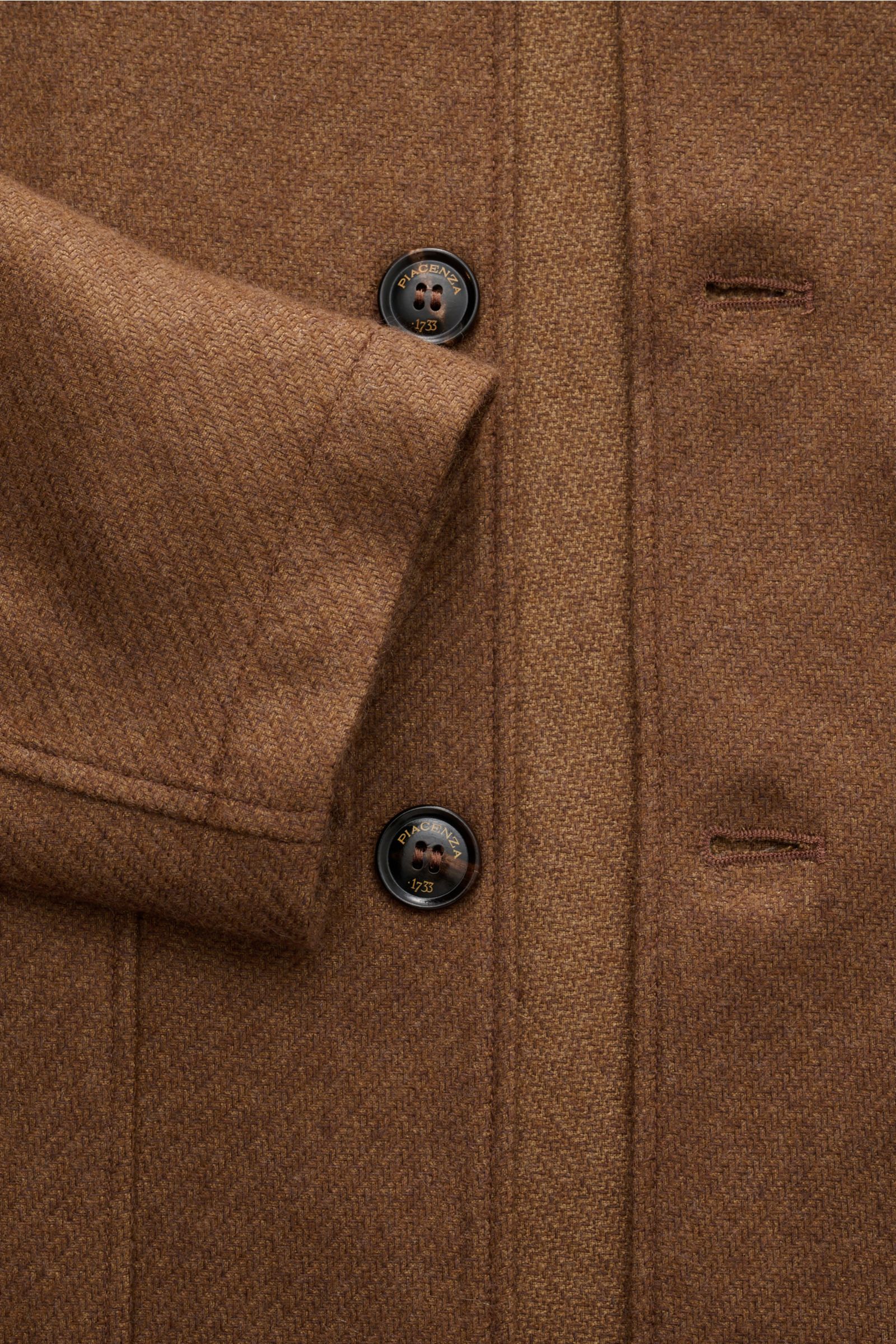 Close-up front view of the Piacenza 1733 Overshirt braun showing soft cashmere-silk fabric, fine texture, button details, and stitching. 

Luxus zum Anziehen: PIACENZA 1733 verbindet höchste Qualität mit moderner Lässigkeit. Dieses komfortabel geschnit