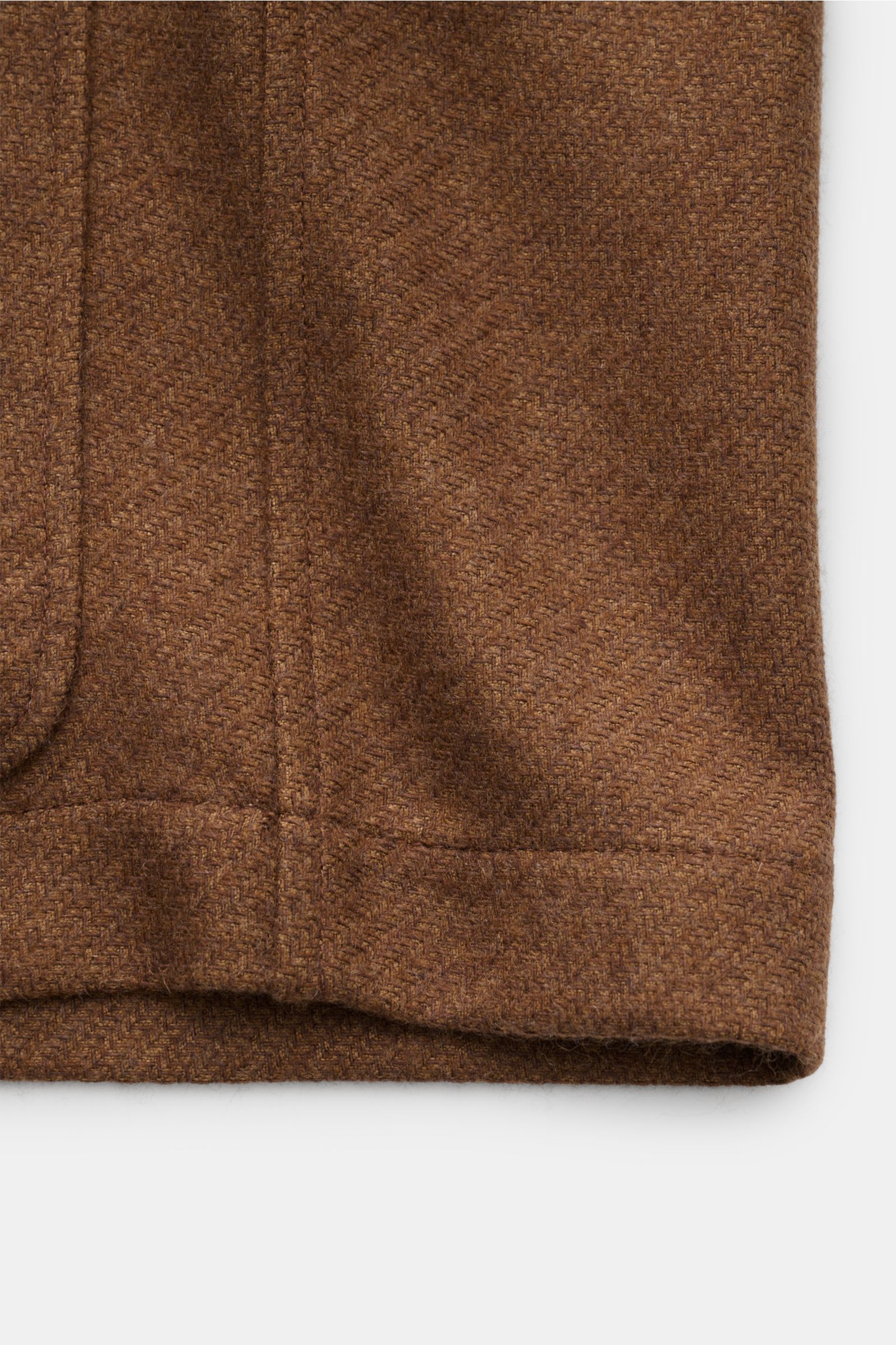 Close-up of the hem and fabric texture of the Piacenza 1733 Overshirt braun, showing its soft cashmere-silk mix with fine woven structure from a bottom-up perspective.

Luxus zum Anziehen: PIACENZA 1733 verbindet höchste Qualität mit moderner Lässigkei