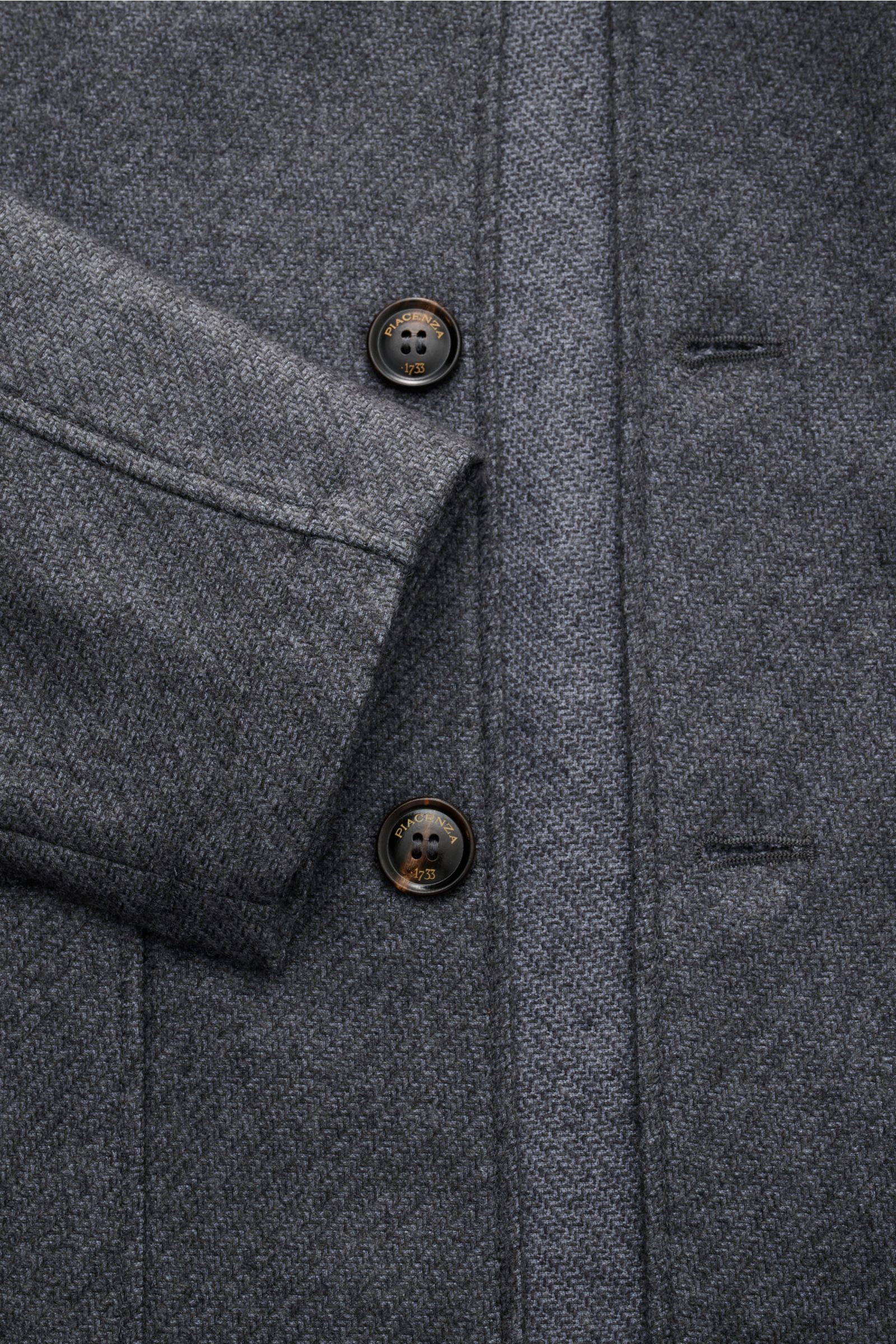 Piacenza 1733 Overshirt dunkelgrau meliert aus Cashmere-Seide, weicher Griff, feine Struktur, Knopfleiste, Brust- und Hüfttaschen, Detailansicht.