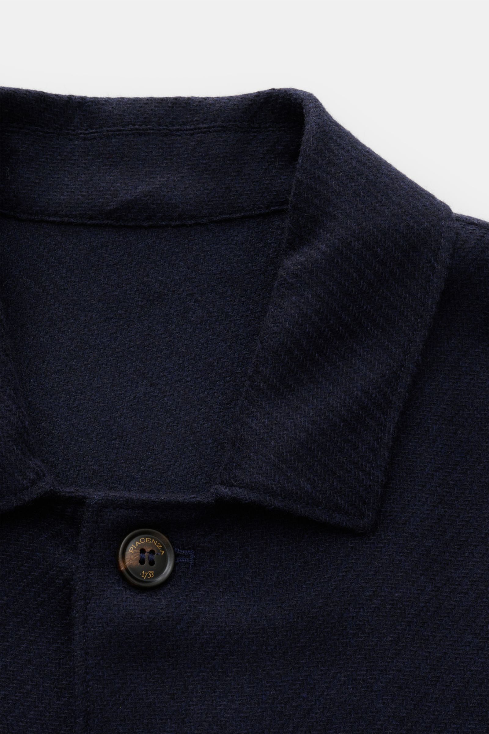 Piacenza 1733 Overshirt navy in Nahaufnahme von oben, luxuriöser Cashmere-Seide-Mix, weicher Griff, feine Struktur, variabler Kragen, Fünf-Knopf-Leiste.