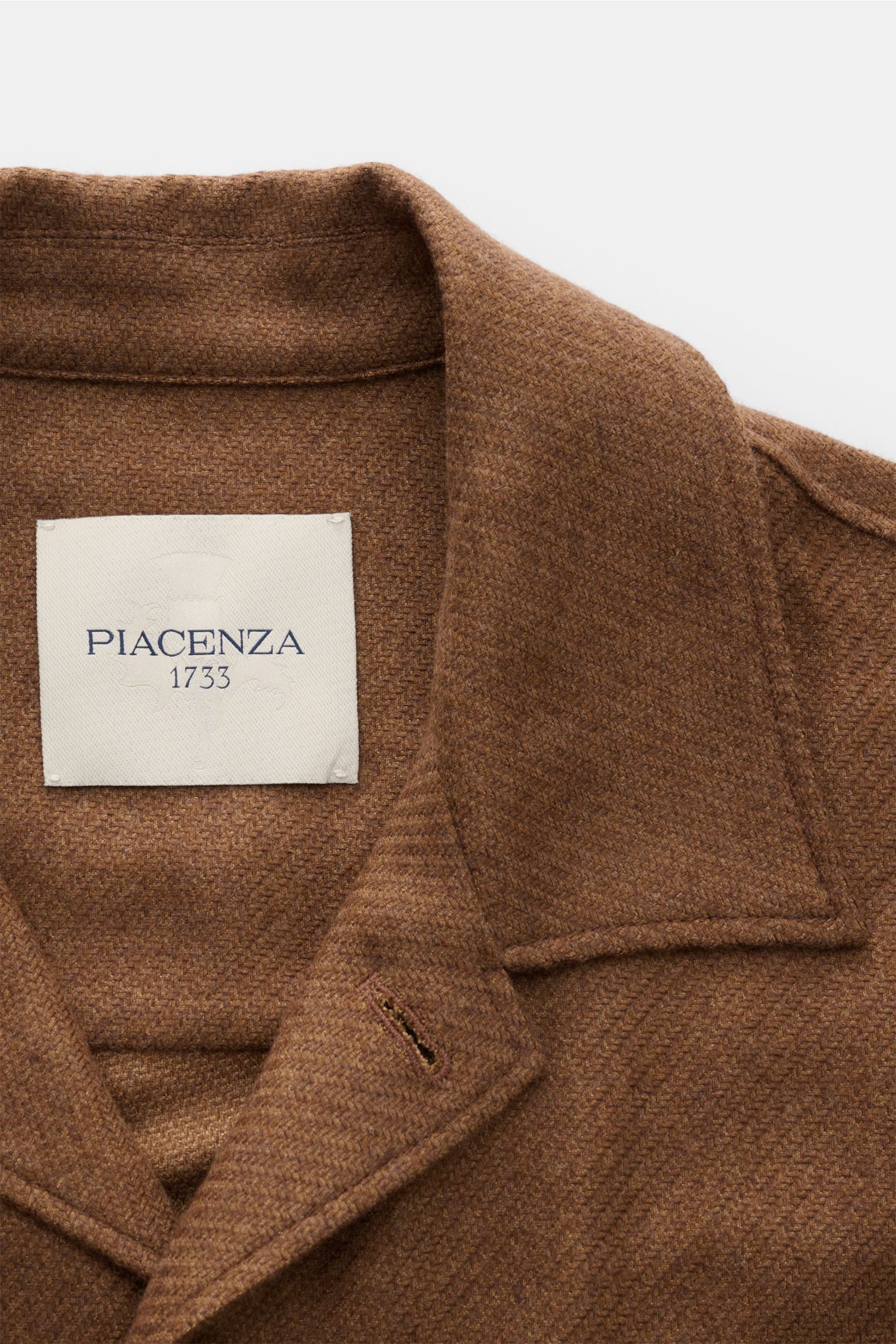 Piacenza 1733 Overshirt braun aus Cashmere-Seide-Mix, feine Web-Struktur, Regular Fit, Umlegekragen, Manschetten, seitliche Saumschlitze, Detailansicht.