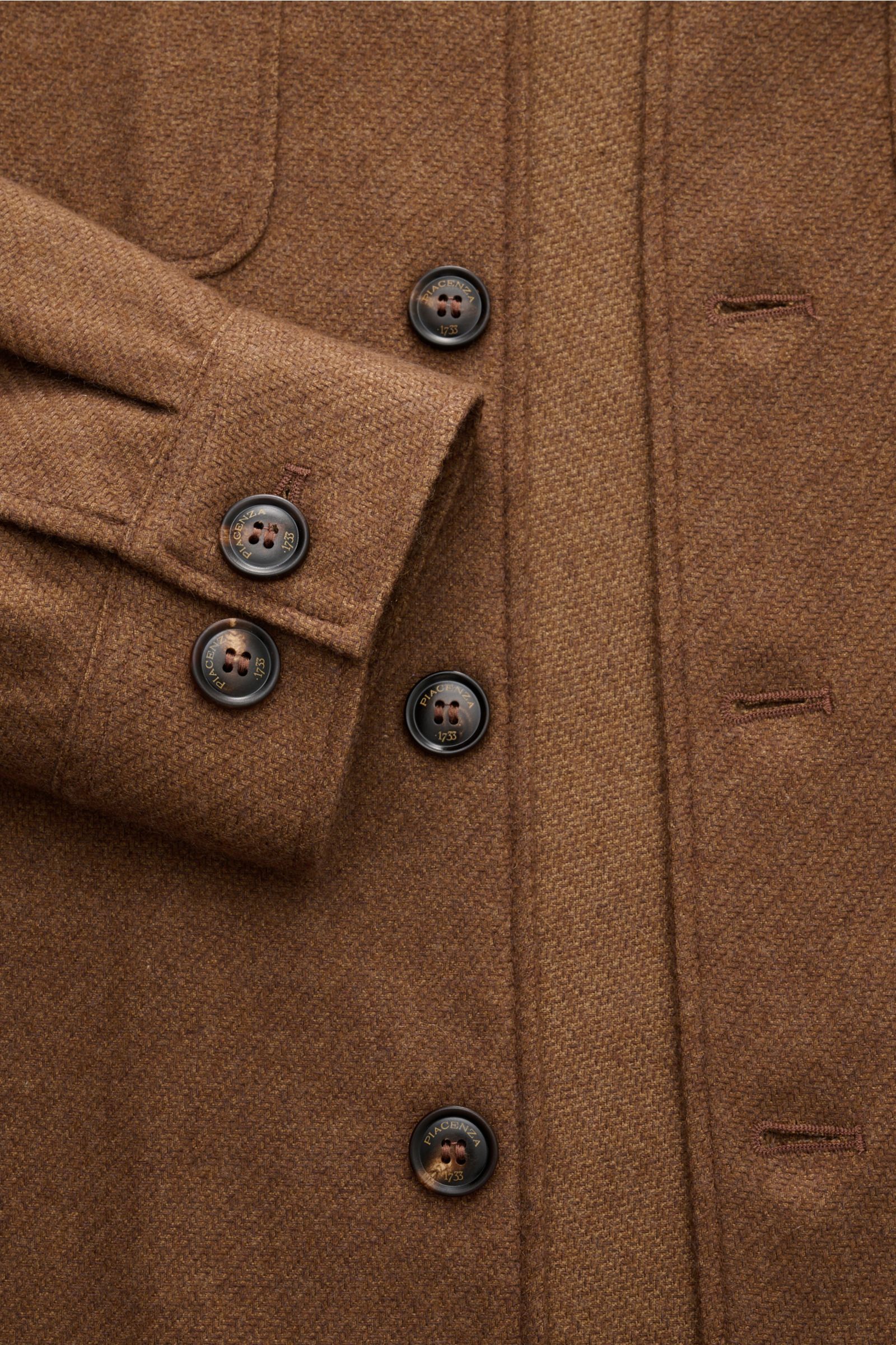 Piacenza 1733 Overshirt braun, Detailansicht von vorne: feine Web-Struktur, sechs Knöpfe mit Logo, Manschetten, Brusttasche, ungefüttert, Cashmere-Seide-Mix.
