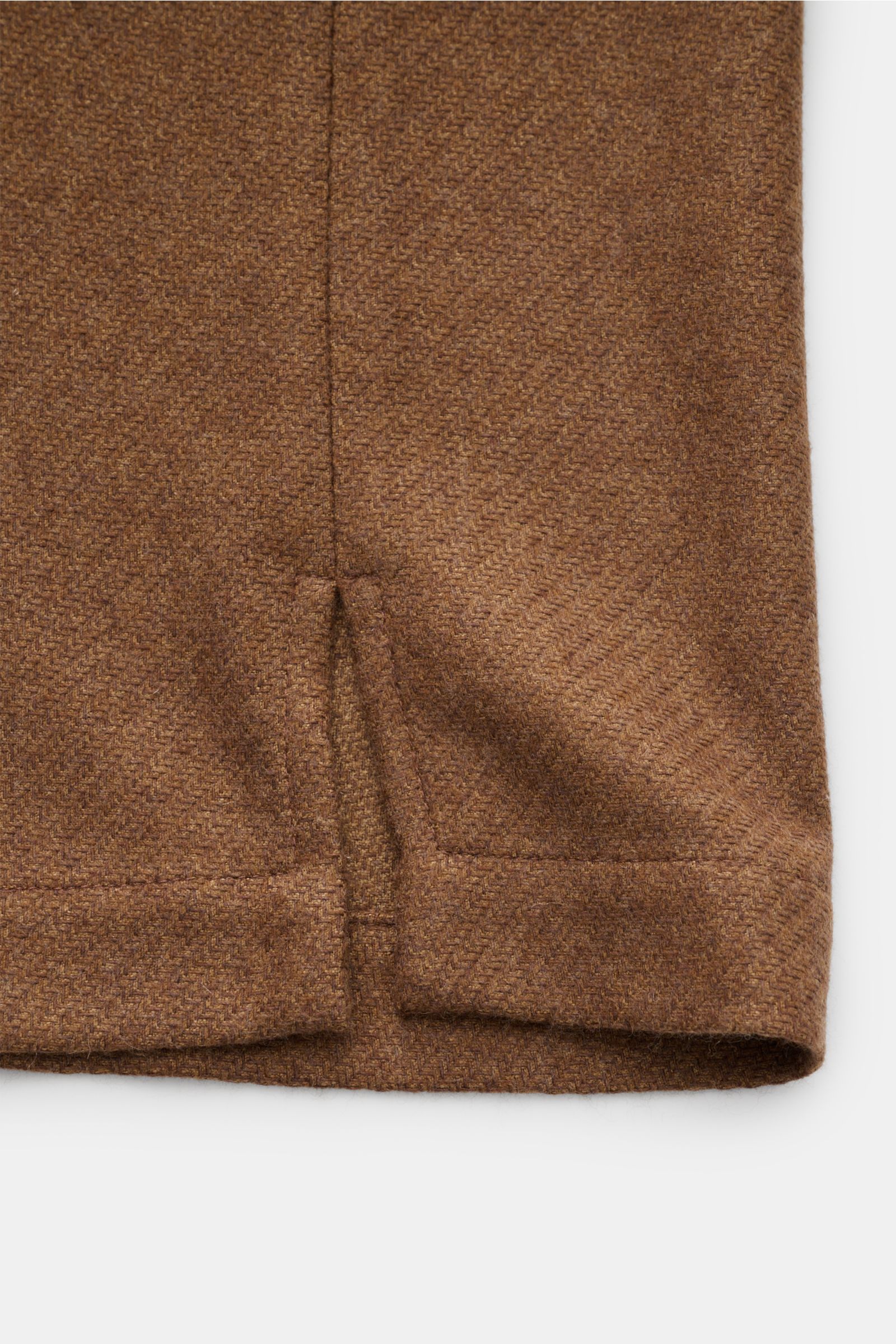 Nahaufnahme der seitlichen Saumschlitze des braunen Piacenza 1733 Overshirts aus weichem Cashmere-Seide-Mix mit feiner Webstruktur.