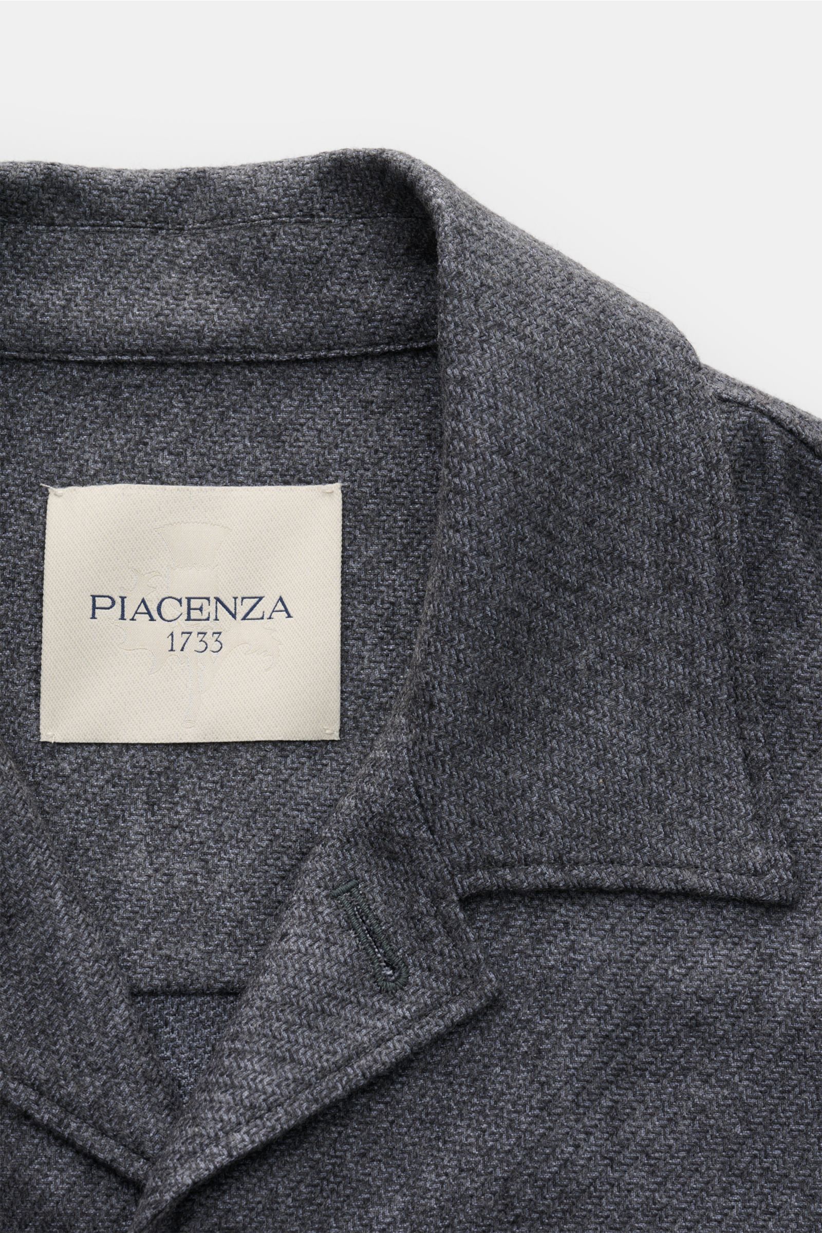 Piacenza 1733 Overshirt dunkelgrau meliert, Detailaufnahme von Umlegekragen und feiner Web-Struktur aus Cashmere-Seide-Mix.