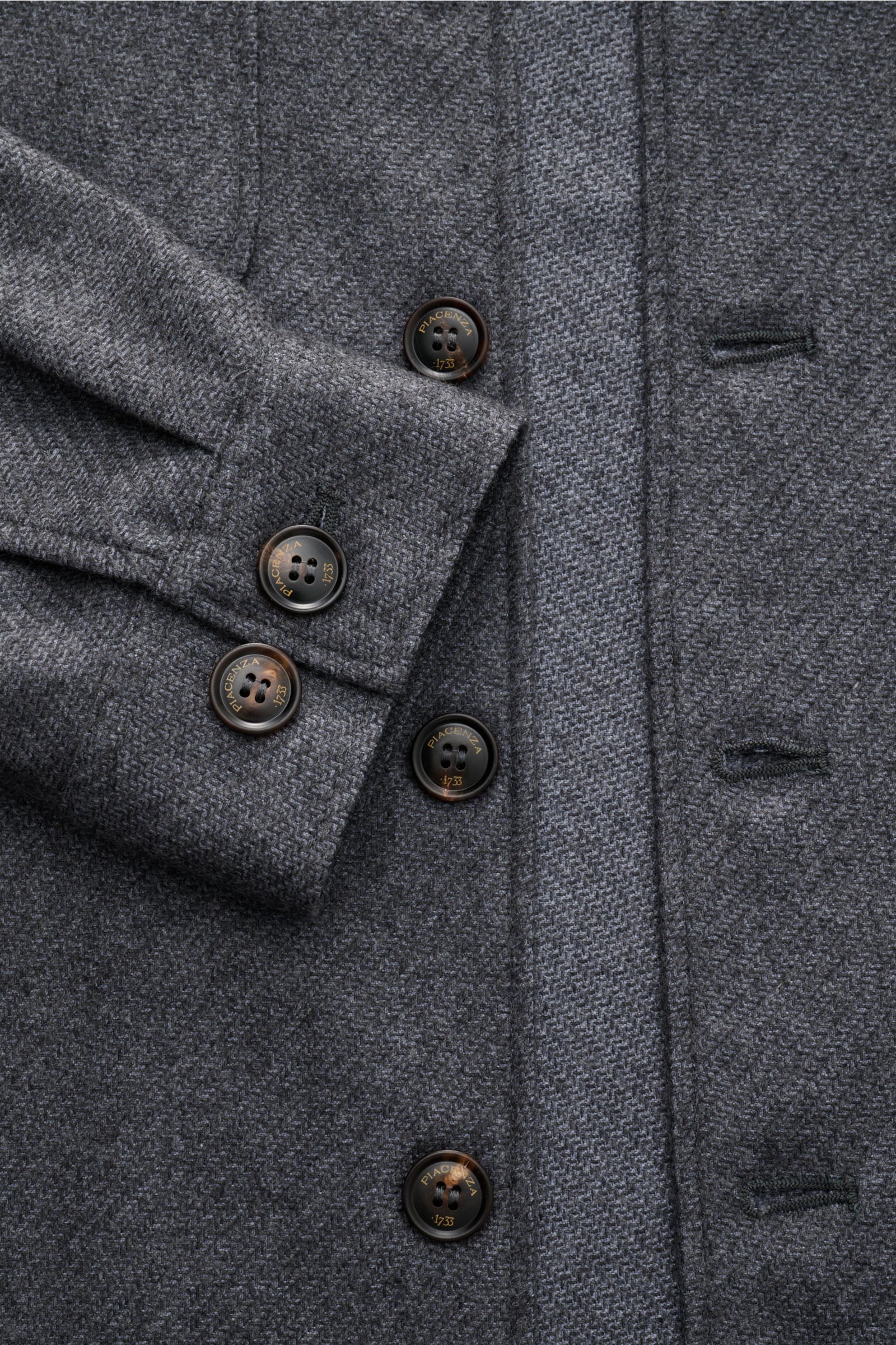 Piacenza 1733 Overshirt dunkelgrau meliert in Nahaufnahme, feine Webstruktur, sechs Knöpfe, Manschetten mit Logo, Regular Fit, Cashmere-Seide-Mix.