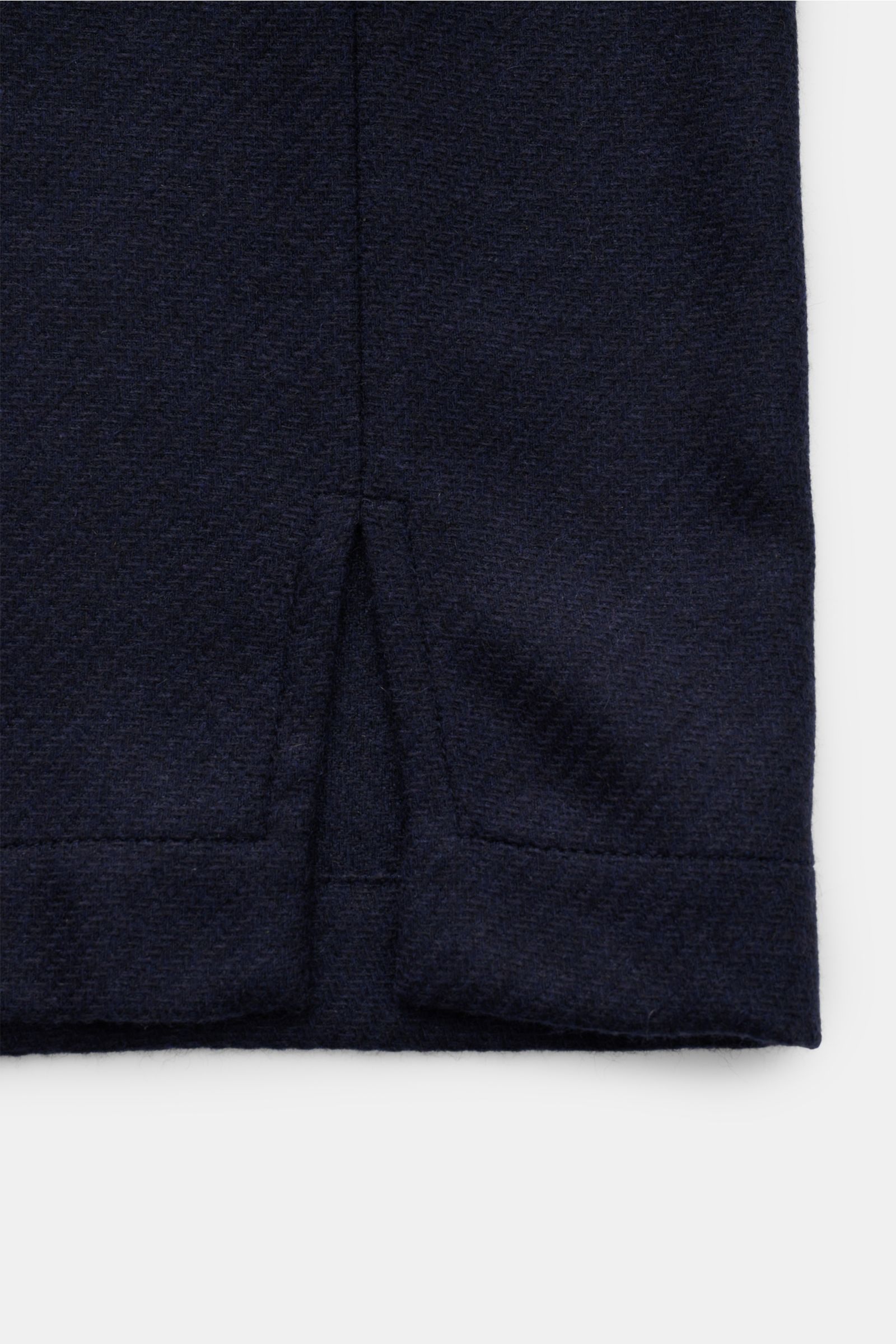 Alt tag (125 characters max): Close-up of the hem with side vents of the Piacenza 1733 Overshirt navy, showing fine woven texture and soft fabric.

Additional description: Luxury meets ease: With this casually cut overshirt in a cashmere-silk blend, PI