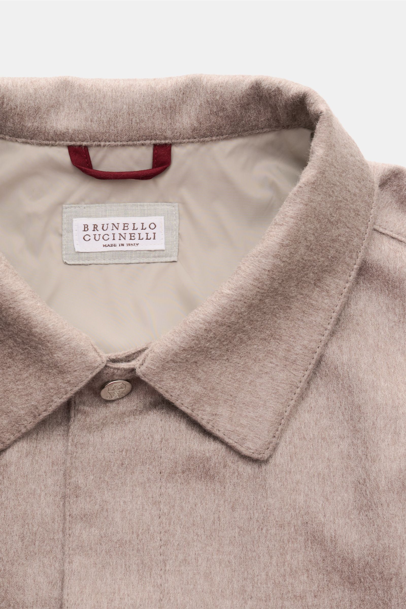 Brunello Cucinelli Cashmere Overshirt sand meliert, Nahaufnahme von Umlegekragen und sechs-Knopf-Leiste, reiner Cashmere, Slim Fit, weich.