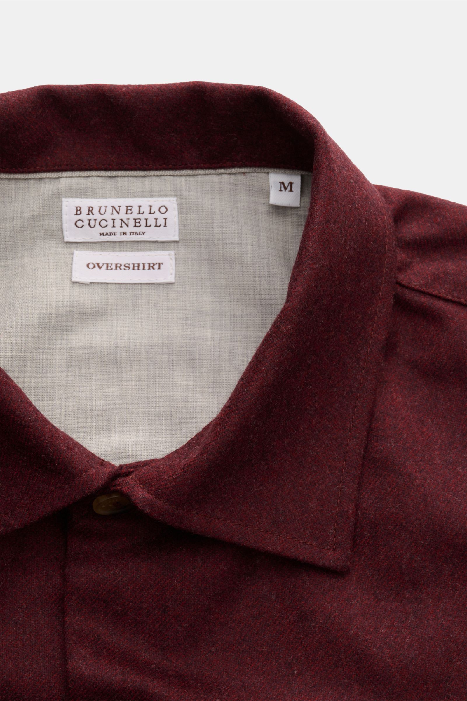 Close-up view of the collar and label area of a Brunello Cucinelli Overshirt dunkelgrau meliert in dark gray melange wool. Dieses Overshirt aus reiner, softer Wolle von BRUNELLO CUCINELLI ist ein perfektes Layering-Piece für edle Looks und vollendet Ih