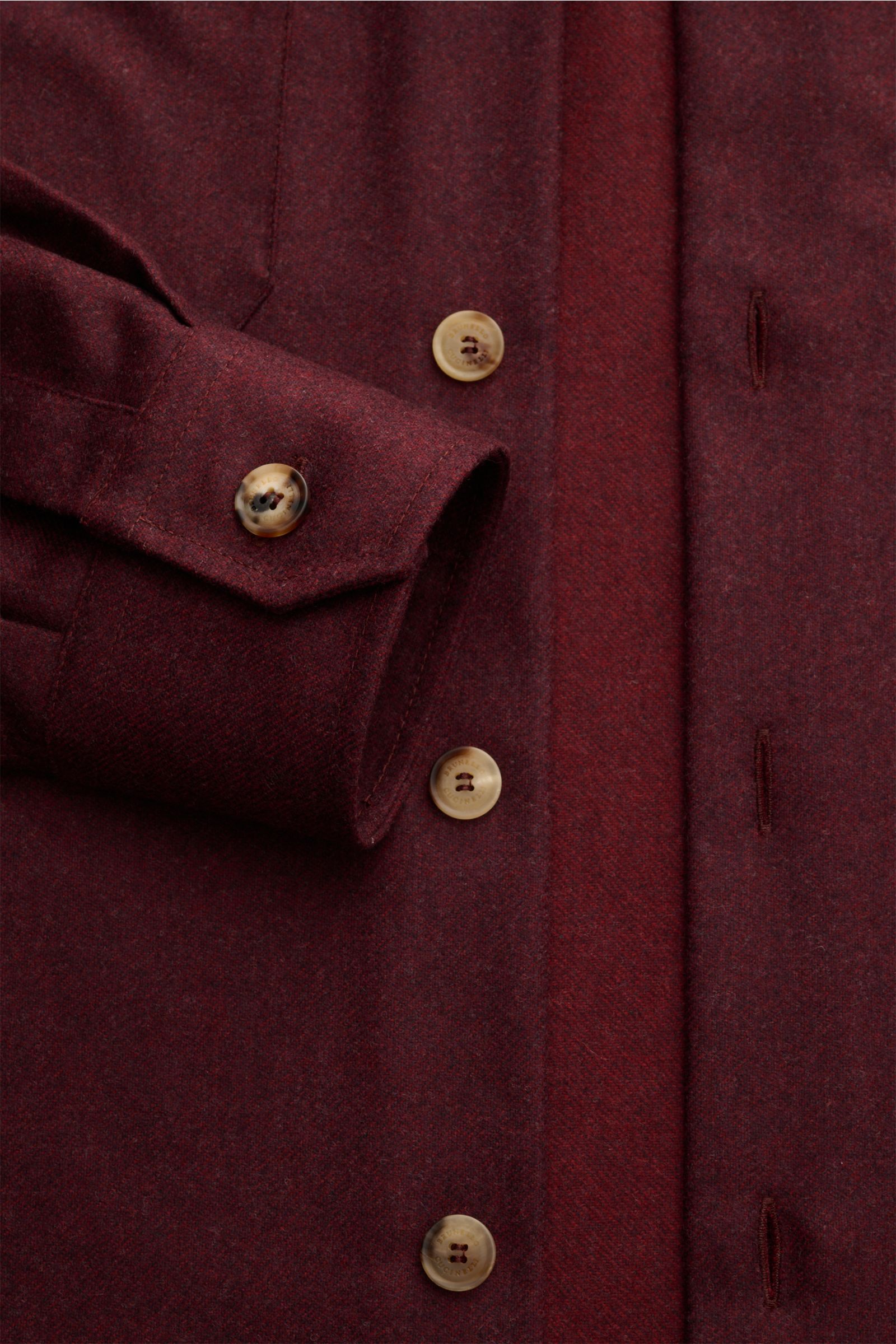 Brunello Cucinelli Overshirt dunkelgrau meliert close-up from front showing seven-button placket, classic cuff, and soft wool fabric texture. Dieses Overshirt aus reiner, softer Wolle von BRUNELLO CUCINELLI ist ein perfektes Layering-Piece für edle Loo