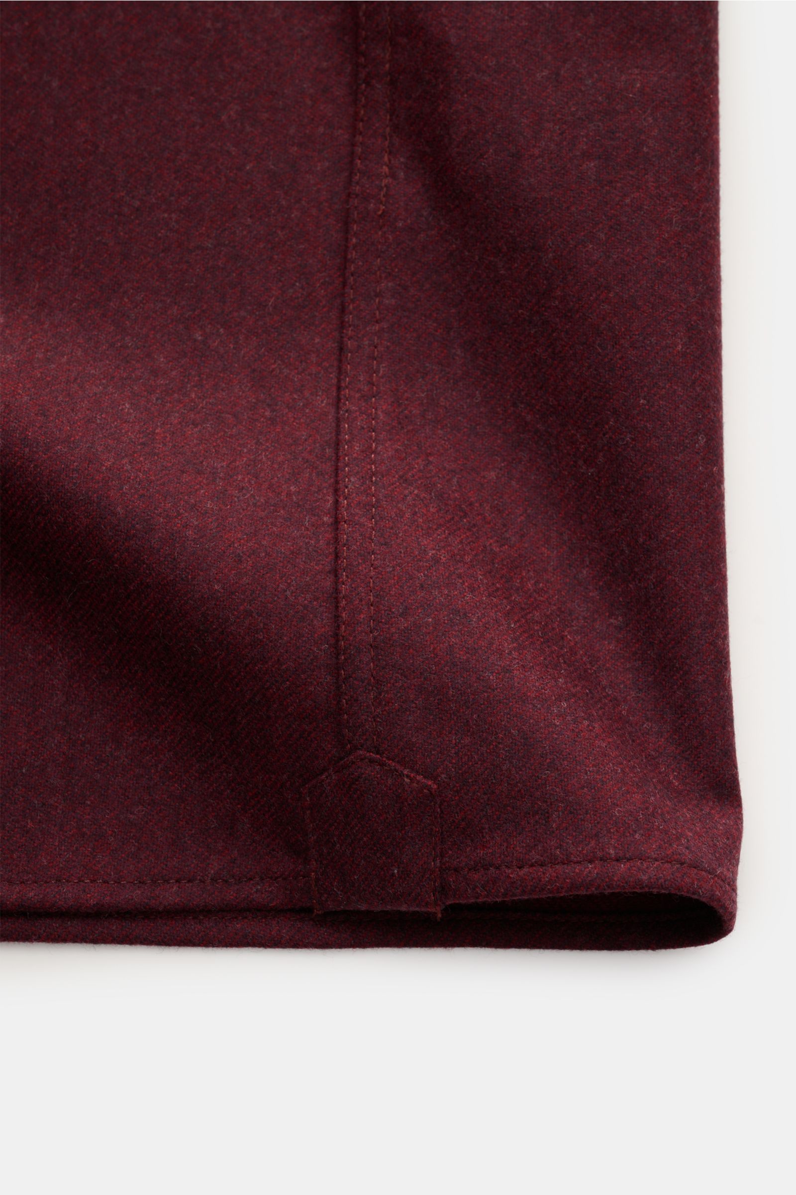 Brunello Cucinelli Overshirt dunkelgrau meliert shown in close-up from the side, highlighting soft pure wool fabric and stitching details. Dieses Overshirt aus reiner, softer Wolle von BRUNELLO CUCINELLI ist ein perfektes Layering-Piece für edle Looks 